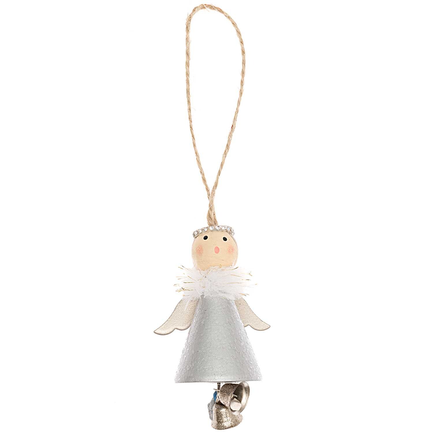 Holzhänger Engel mit Glöckchen, silber, von Rico Design. Der Engel trägt ein Kleid und hat Flügel.