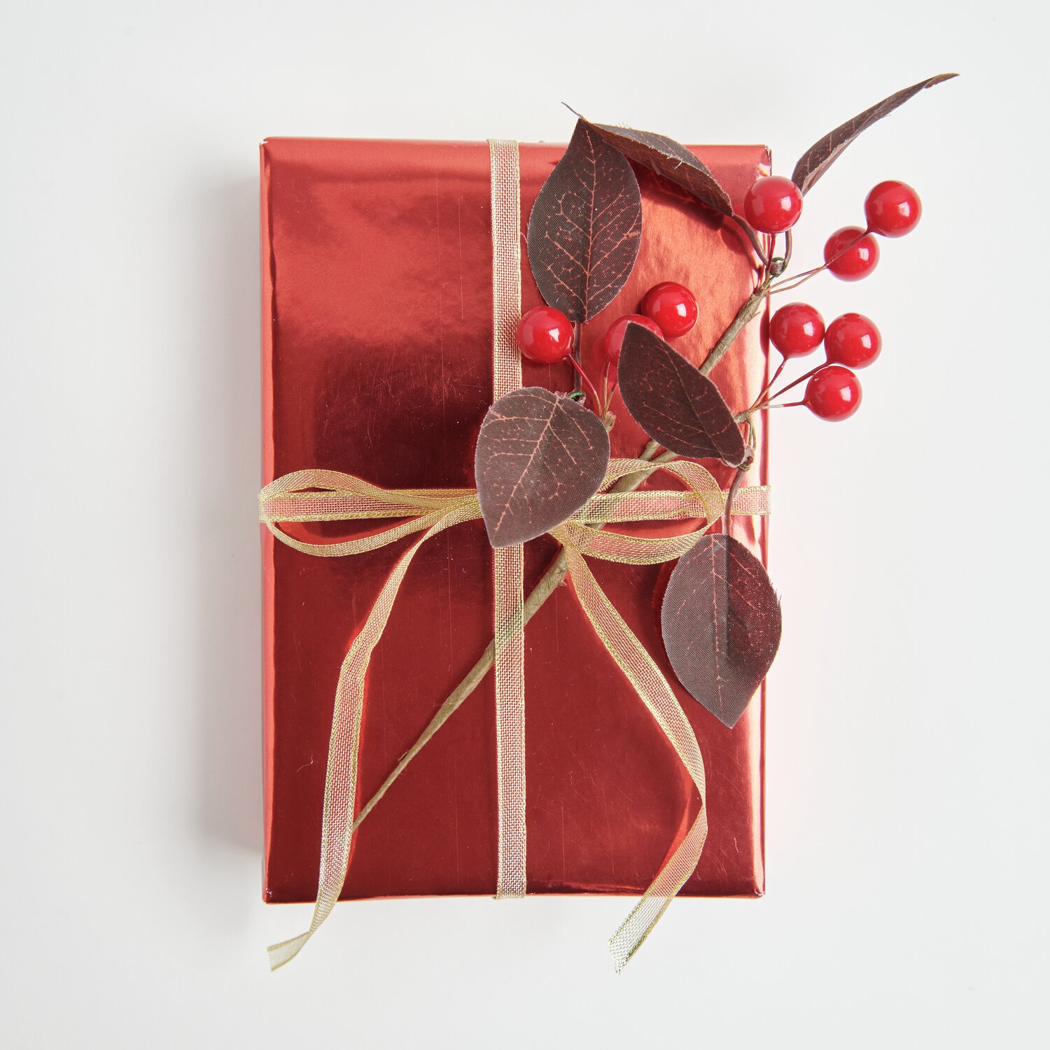 Metallic Band Goldrand Breite 6mm von Rico Design Beerenpick Rot: Elegantes Geschenk mit goldfarbenem Band und Beerenverzierung, 21 cm, von Rico Design.