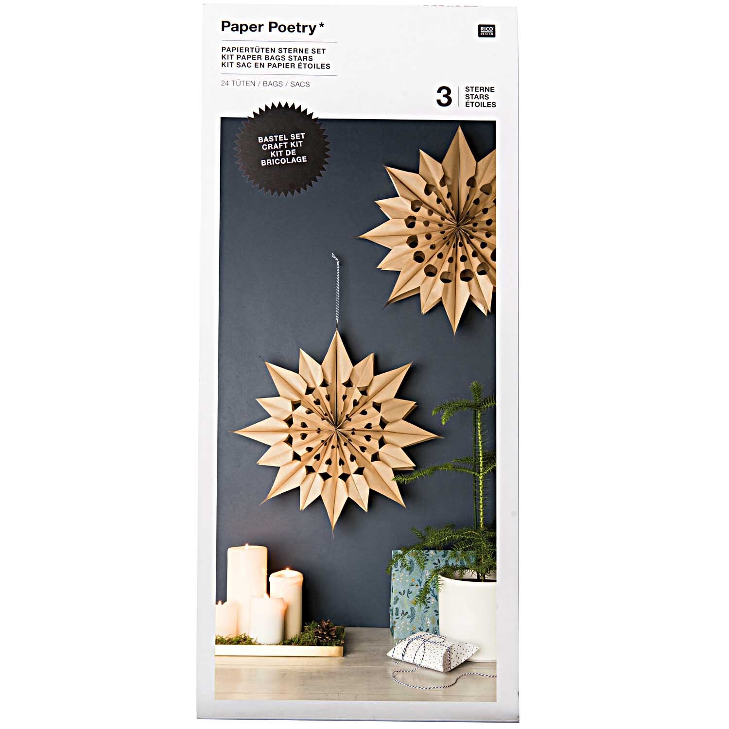 Paper Poetry Bastelset Papiertüten-Sterne groß zeigt zwei dekorative, naturbraune Sterne an der Wand, ideal für kreative Bastelprojekte.