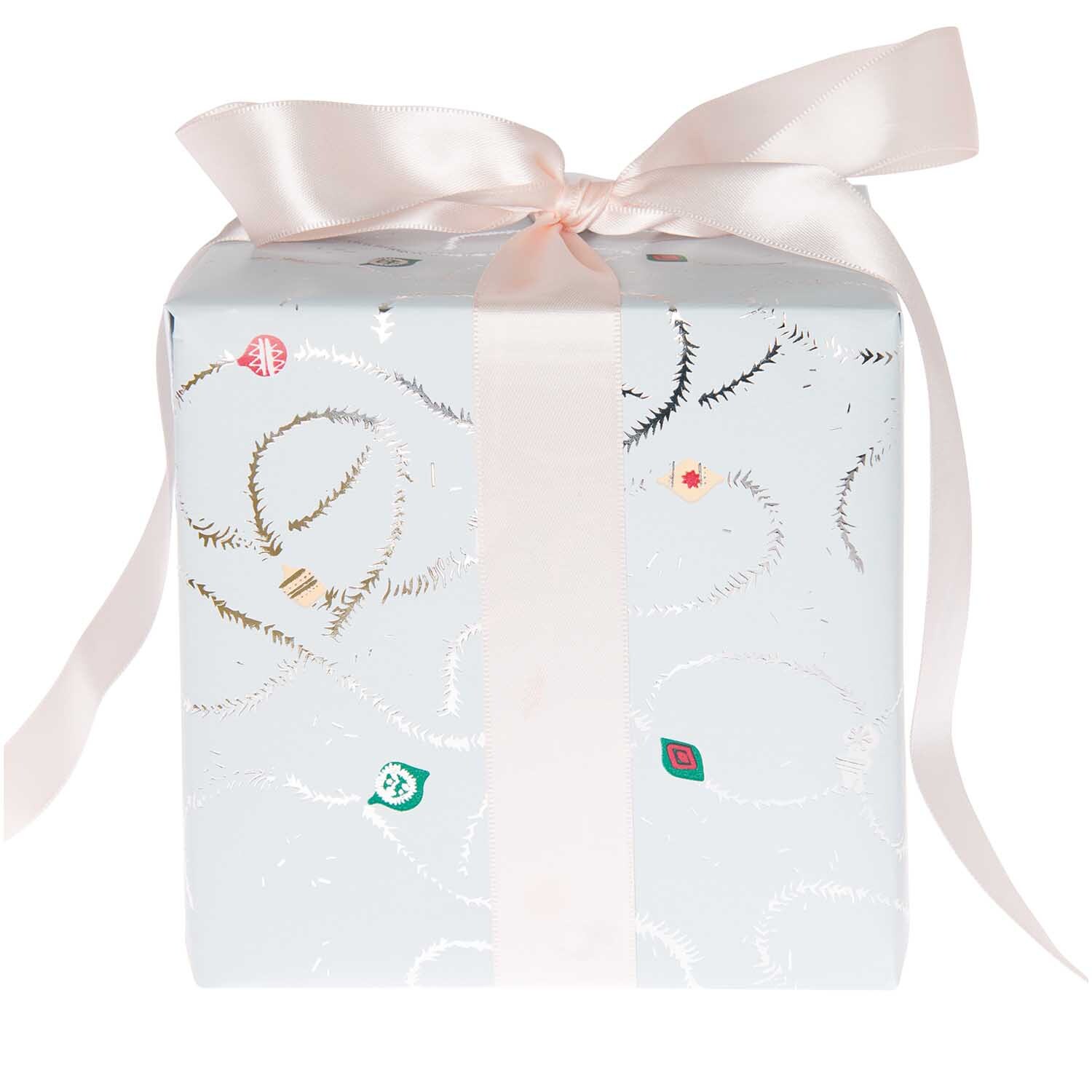 Paper Poetry Geschenkpapier Nostalgic Christmas Baumschmuck blau 80cm 2m Hot Foil von Rico Design Paper Poetry Geschenkpapier Nostalgic Christmas mit Baumschmuck-Design in Blau, verziert mit Hot Foil, umwickelt um ein Geschenk mit rosa Schleife.