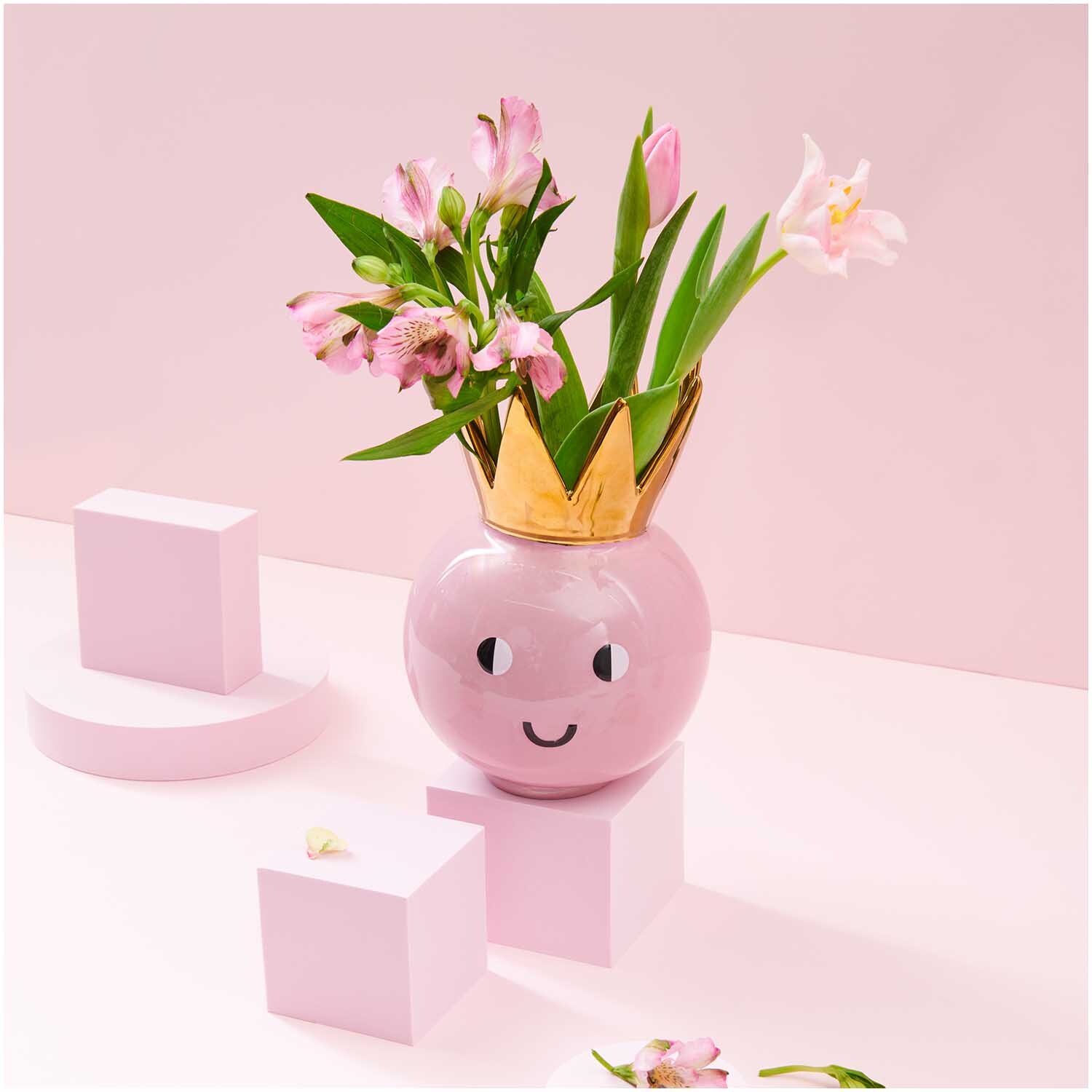 Keramik Vase Krone Ø15cm H22,8cm Farbe Rosa von Rico Design Keramik Vase Krone von Rico Design in Rosa mit goldener Krone, dekoriert mit Blumen.