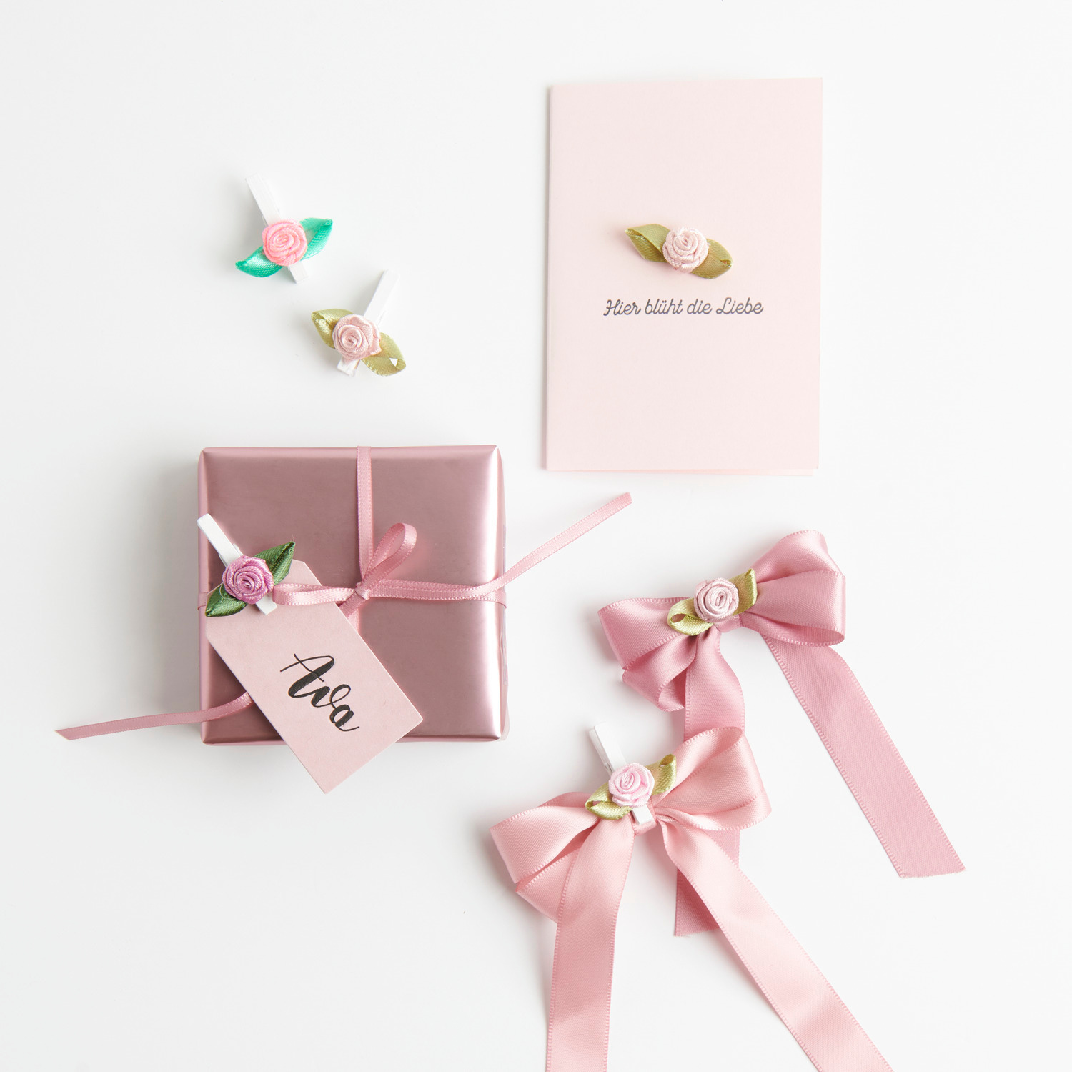 Geschenkpapier Metallic 70cm 2m 80g/m² Farbe Rosa von Rico Design Geschenkpapier Metallic mit Röschenmotiv und Schleife, kombiniert mit Satin-Geschenkband in Beere und Rosa von Rico Design.
