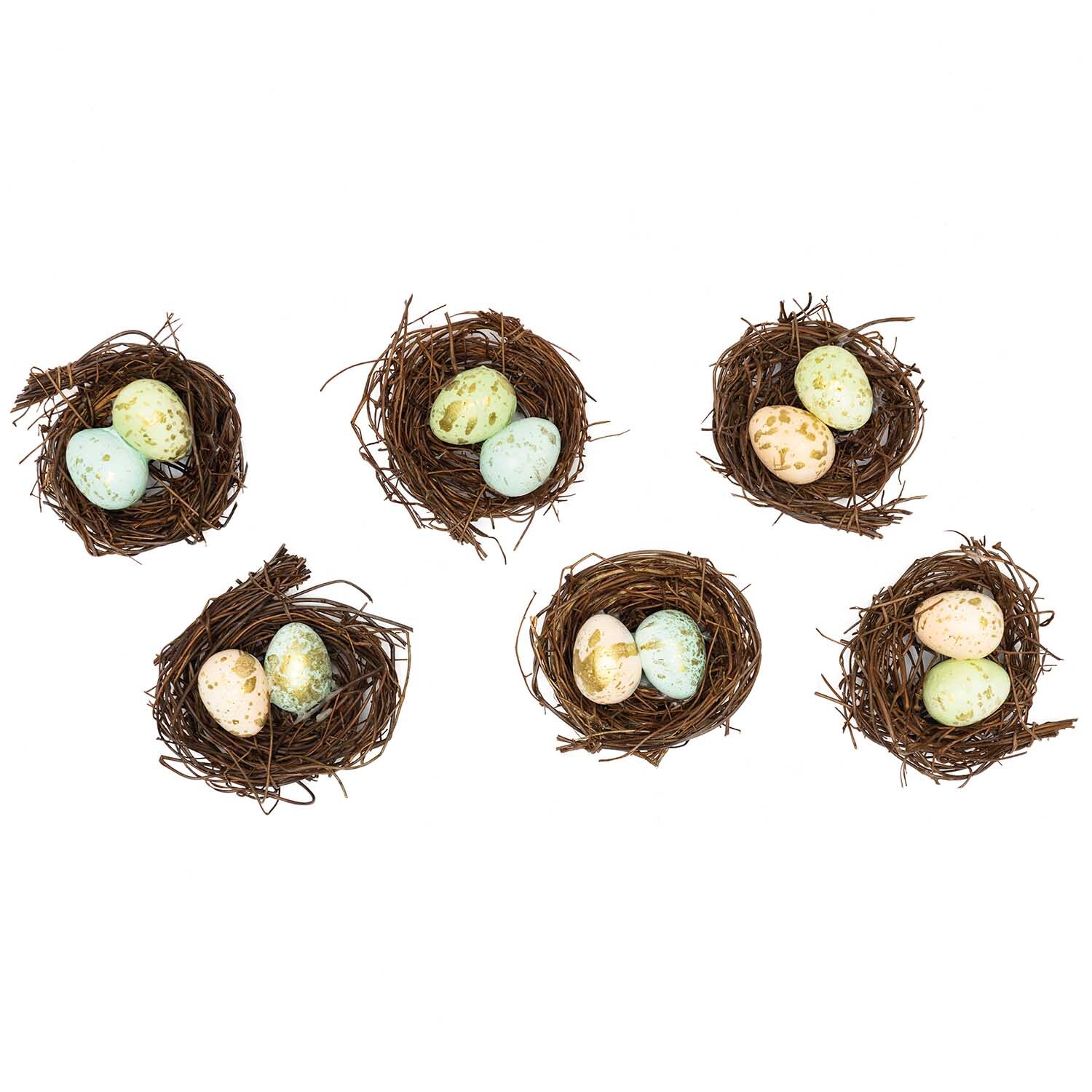 Osternest mit Eiern dunkel 7cm 6 Stück: Sechs braune Nester mit bunten Eiern von Rico Design auf weißem Hintergrund.