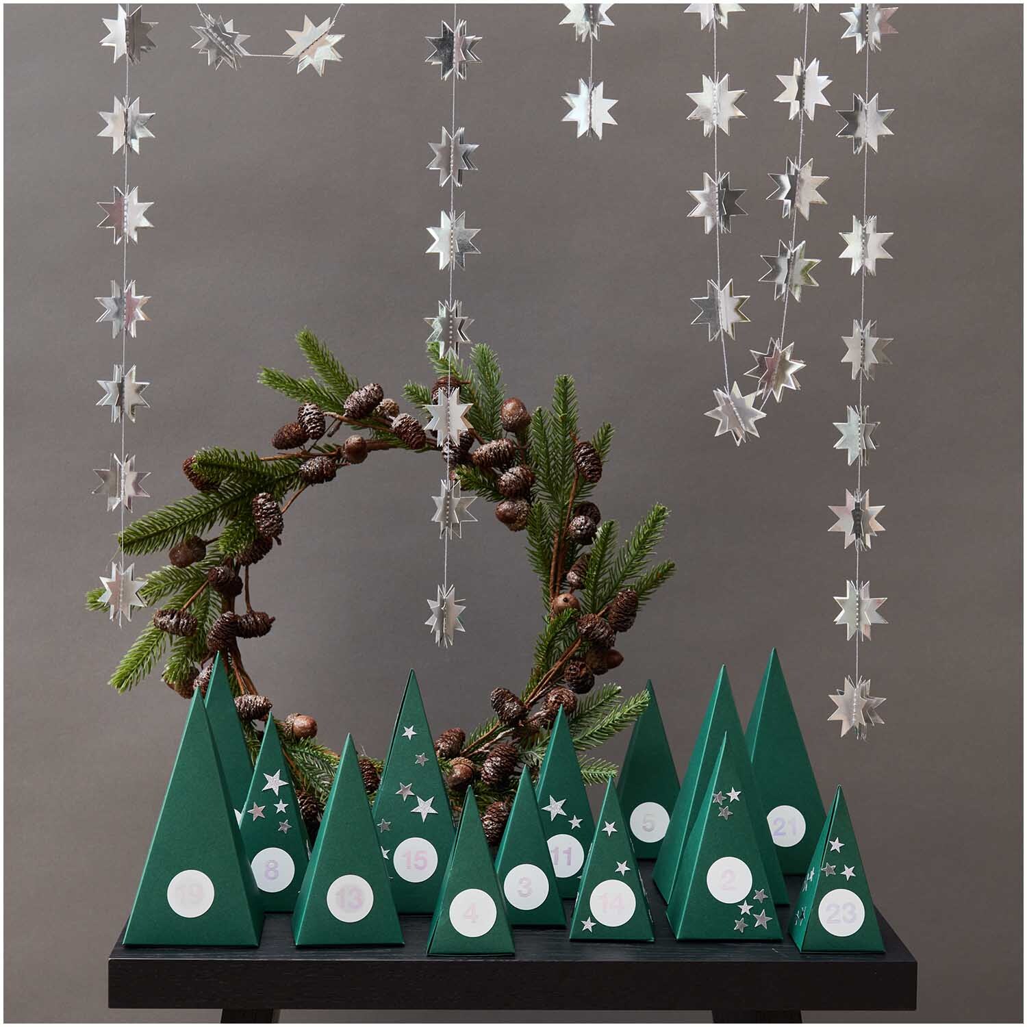 Paper Poetry Adventskalender Bäume 24 Stück Farbe Grün von Rico Design Paper Poetry Adventskalender Bäume von Rico Design: Grüne Baumformen mit Sternen und Kranz.