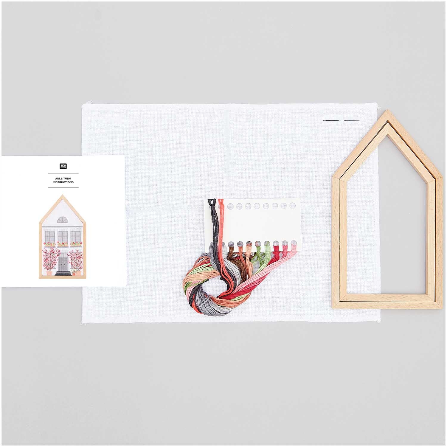 Set à broder Maison de printemps moyenne 12x22,5cm from Rico Design Stickpackung Frühlingshaus mittel von Rico Design mit Holzrahmen, Garn und Anleitung auf weißem Hintergrund.