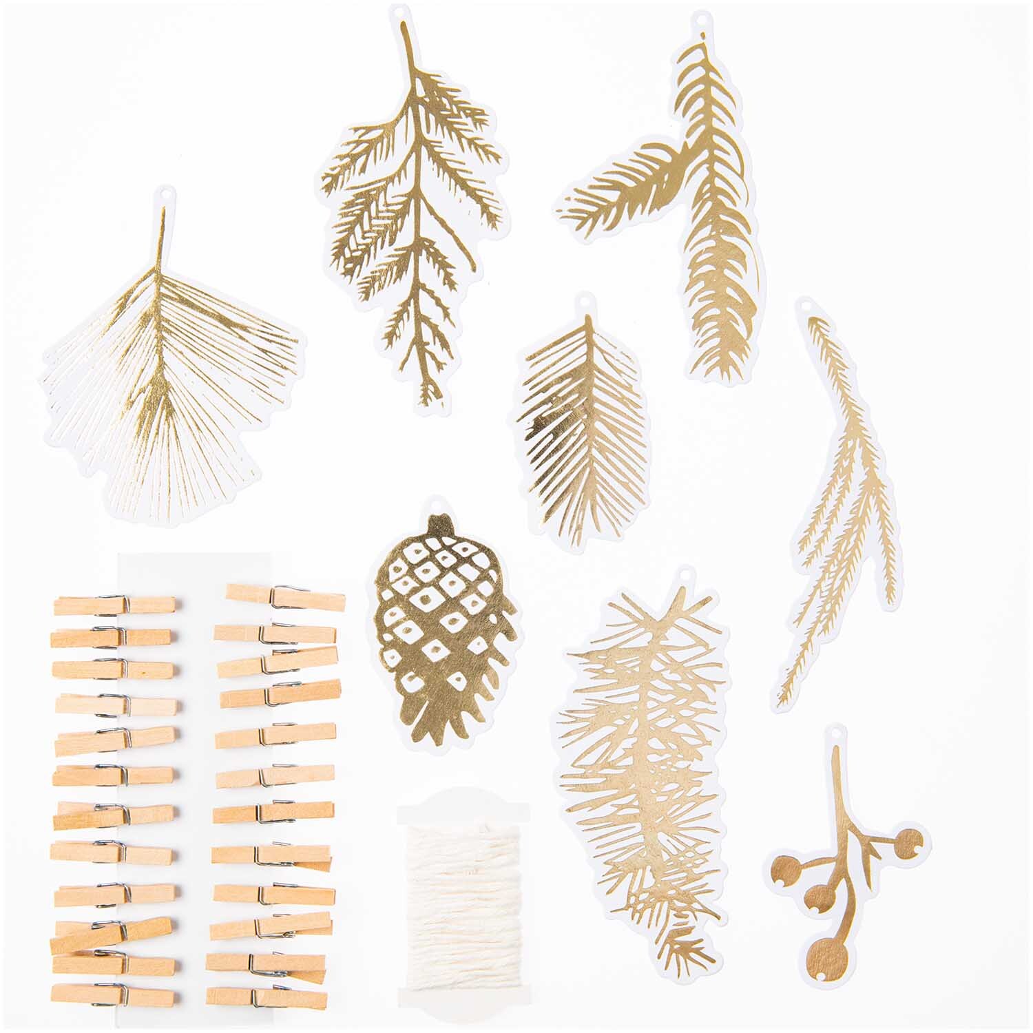 Paper Poetry Papieranhänger Nostalgic Christmas zeigen goldene Zweige und Tannenzapfen. Ideal für festliche Dekorationen.