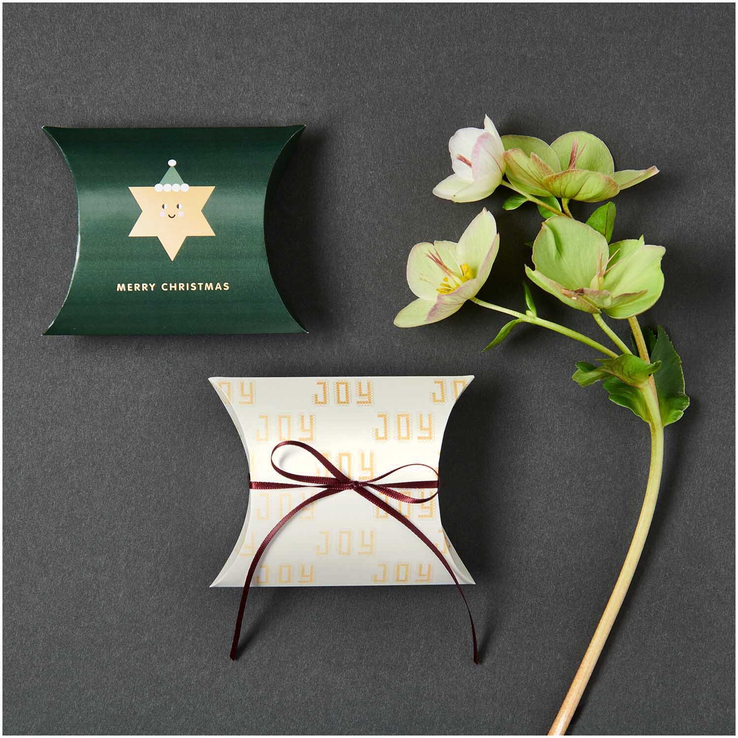 Paper Poetry Geschenkschachteln I love Christmas 10x15cm 4 Stück von Rico Design Paper Poetry Geschenkschachteln I love Christmas, grün und weiß, mit Blumenarrangement auf grauem Hintergrund.