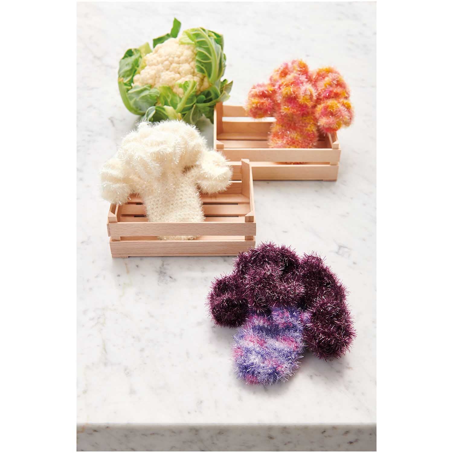 Creative Bubble Print: Strickgarn in Aubergine von Rico Design, dekorativ als Blumenkohl arrangiert.