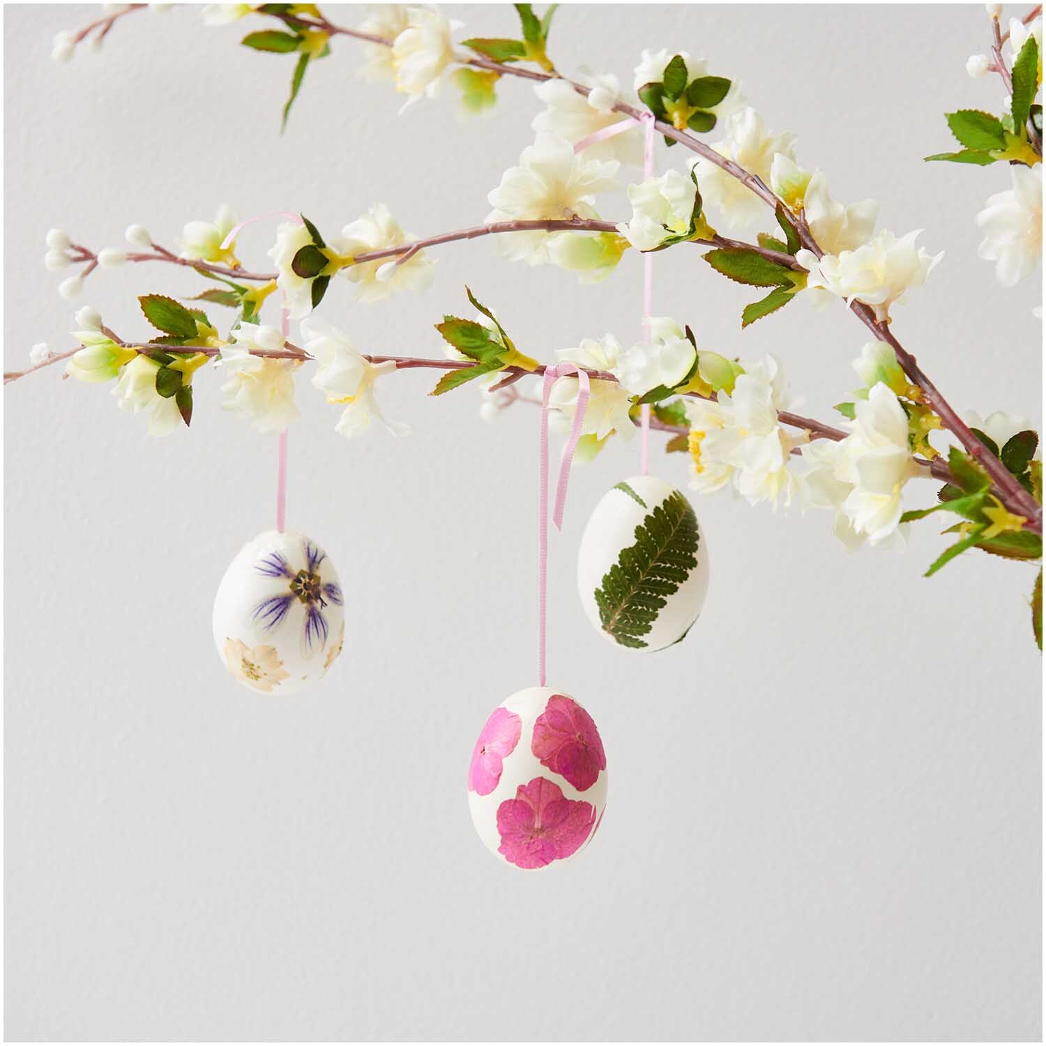 Gepresste Blüten Hortensie pink 9 Stück von Rico Design Gepresste Blüten Hortensie pink 9 Stück: Dekorative Ostereier mit gepressten Blüten an blühendem Zweig.