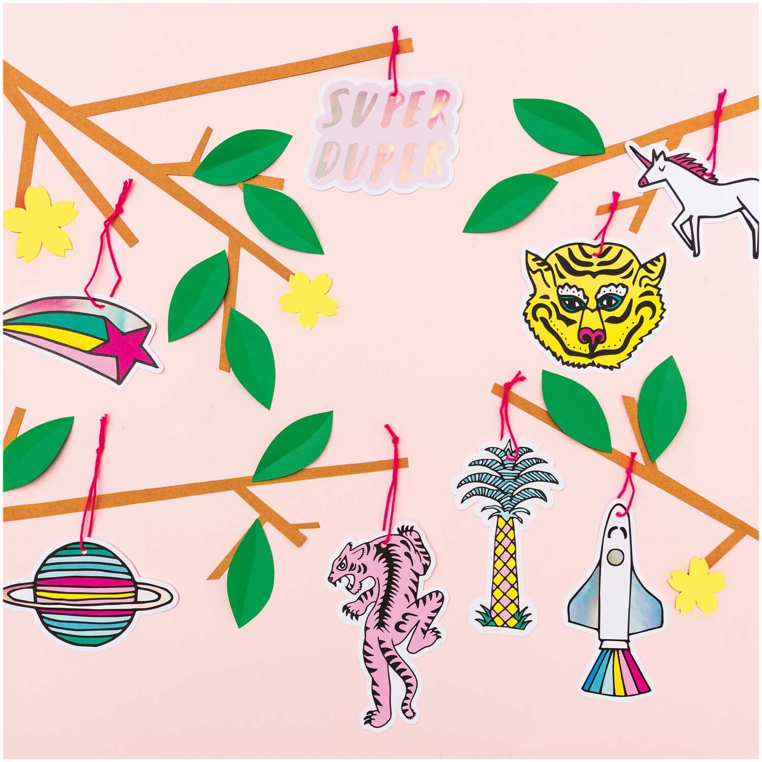 Paper Poetry Papieranhänger Wonderland 8 Stück mit bunten Motiven wie Einhorn, Rakete und Tiger von Rico Design. Ideal für kreative Dekorationen.
