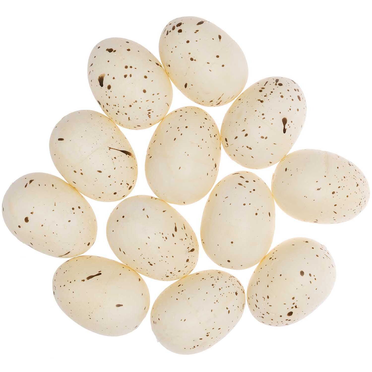 Eier im Netz 5cm 12 Stück von Rico Design: Weiße, gesprenkelte Deko-Eier in einem Netz arrangiert.