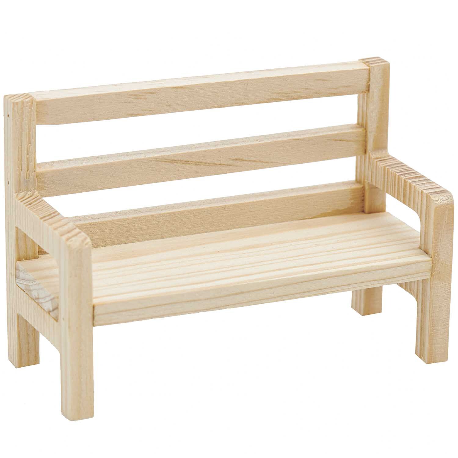 Miniatur Bank aus hellem Holz von Rico Design, ideal für Puppenhäuser, Maße 4,5x12x8cm.