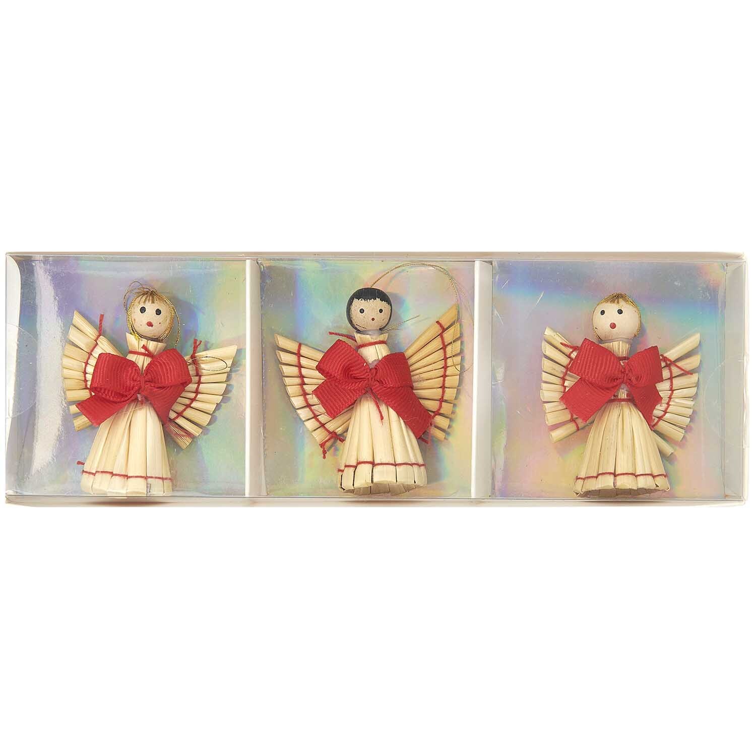 Strohengel-Set 5,5x5cm: Drei Engel aus Stroh mit roten Schleifen, präsentiert in einer schimmernden Verpackung.