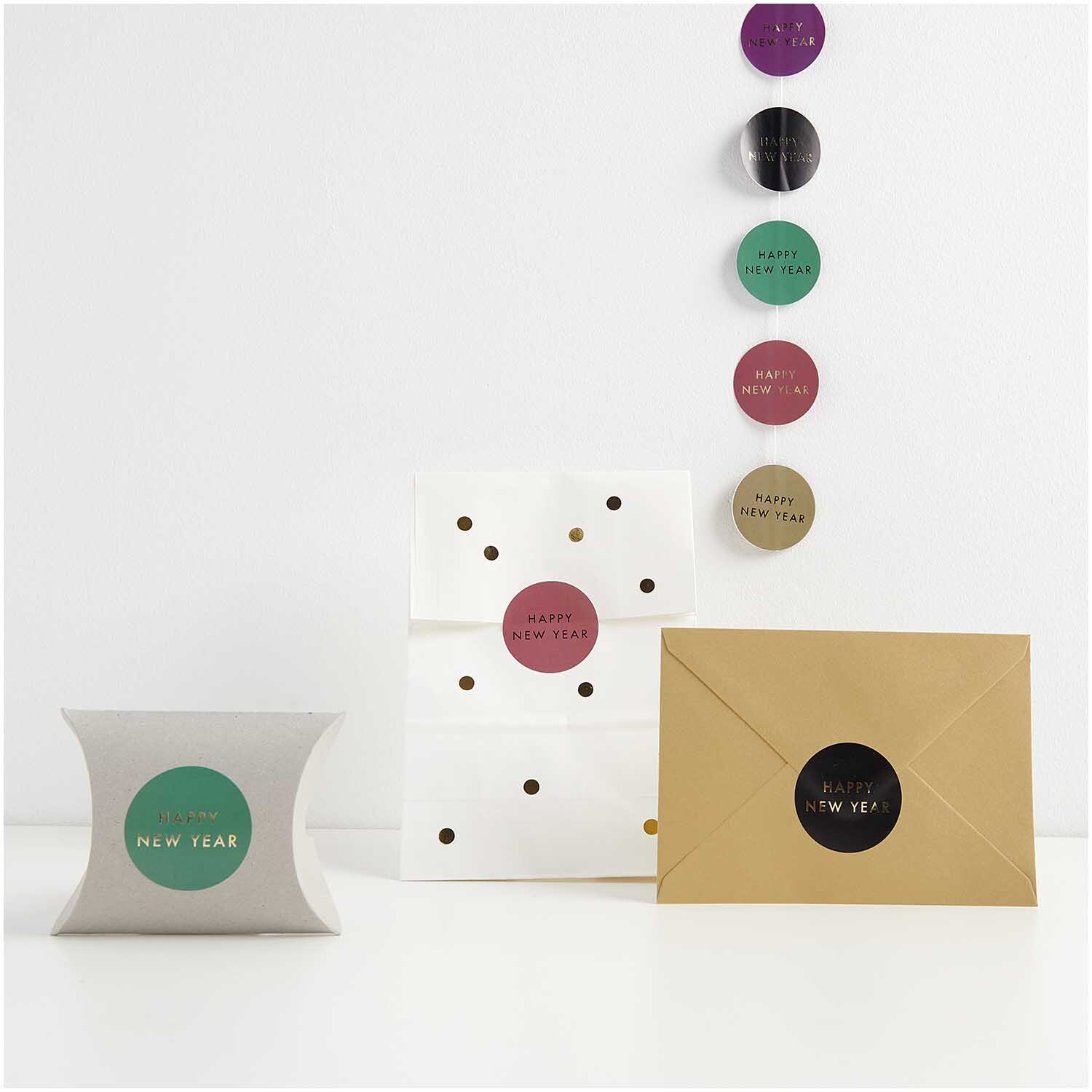 Paper Poetry Sticker Happy New Year Ø 5cm 100 Stück auf der Rolle von Rico Design Paper Poetry Sticker Happy New Year Ø 5cm, 100 Stück von Rico Design auf Geschenken und Umschlägen in verschiedenen Farben.