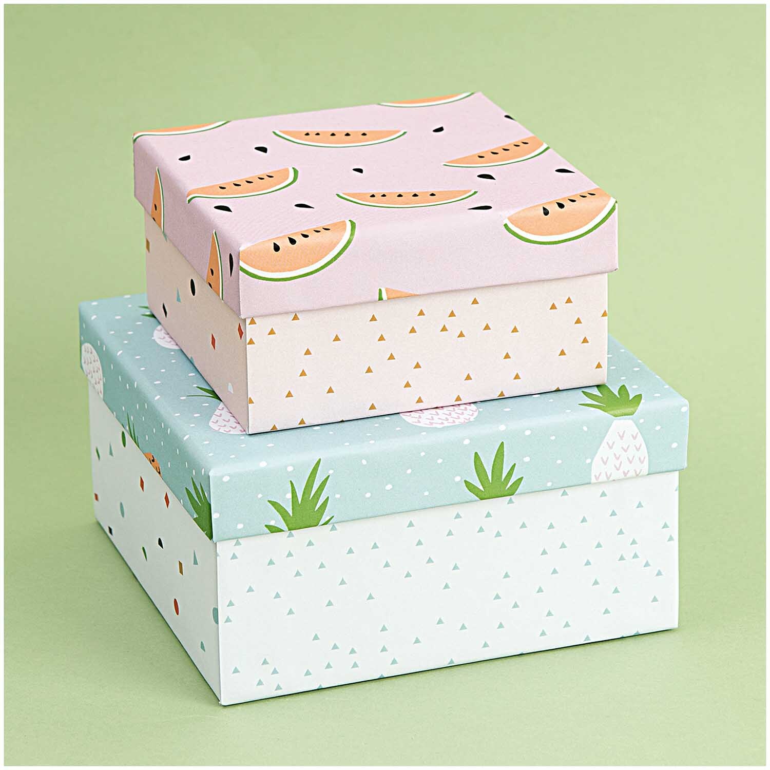 Quadratbox weiß Größe 9x9x4,5 cm von Rico Design Quadratbox weiß von Rico Design: Zwei dekorative Boxen mit Fruchtmotiven auf grünem Hintergrund.