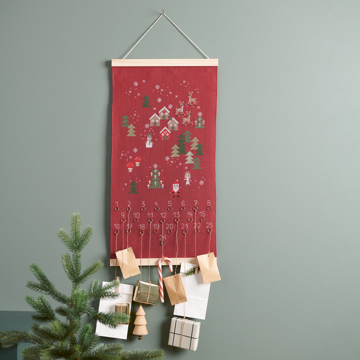 Embroidery book Put a Bow on It No. 185 from Rico Design Stickbuch Put a Bow on It Nr. 185: Adventskalender hängend mit weihnachtlichen Motiven, 30x58cm, von Rico Design.