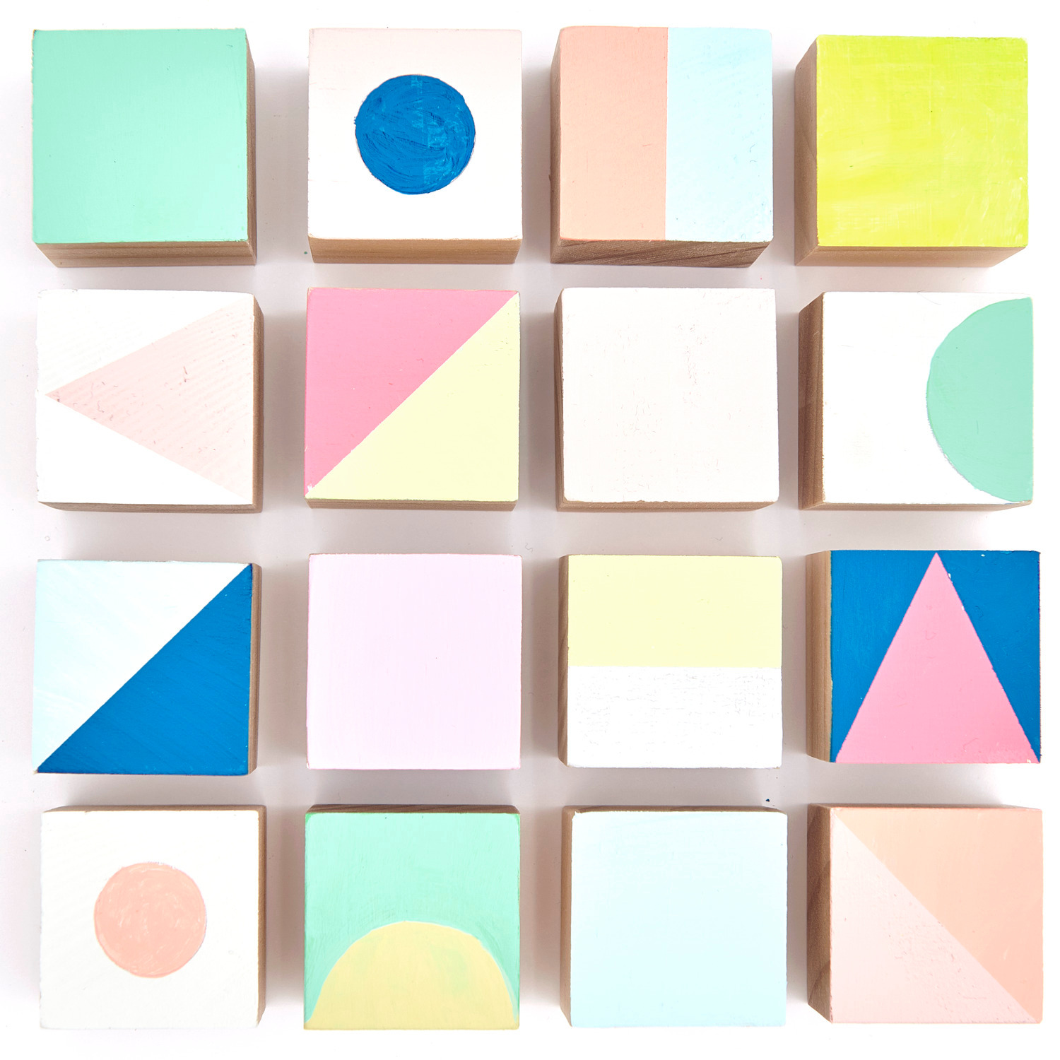 Holzwürfel 3x3x3cm 18 Stück von Rico Design Holzwürfel von Rico Design, 3x3x3cm, 18 Stück. Bunte geometrische Muster auf jedem Würfel.
