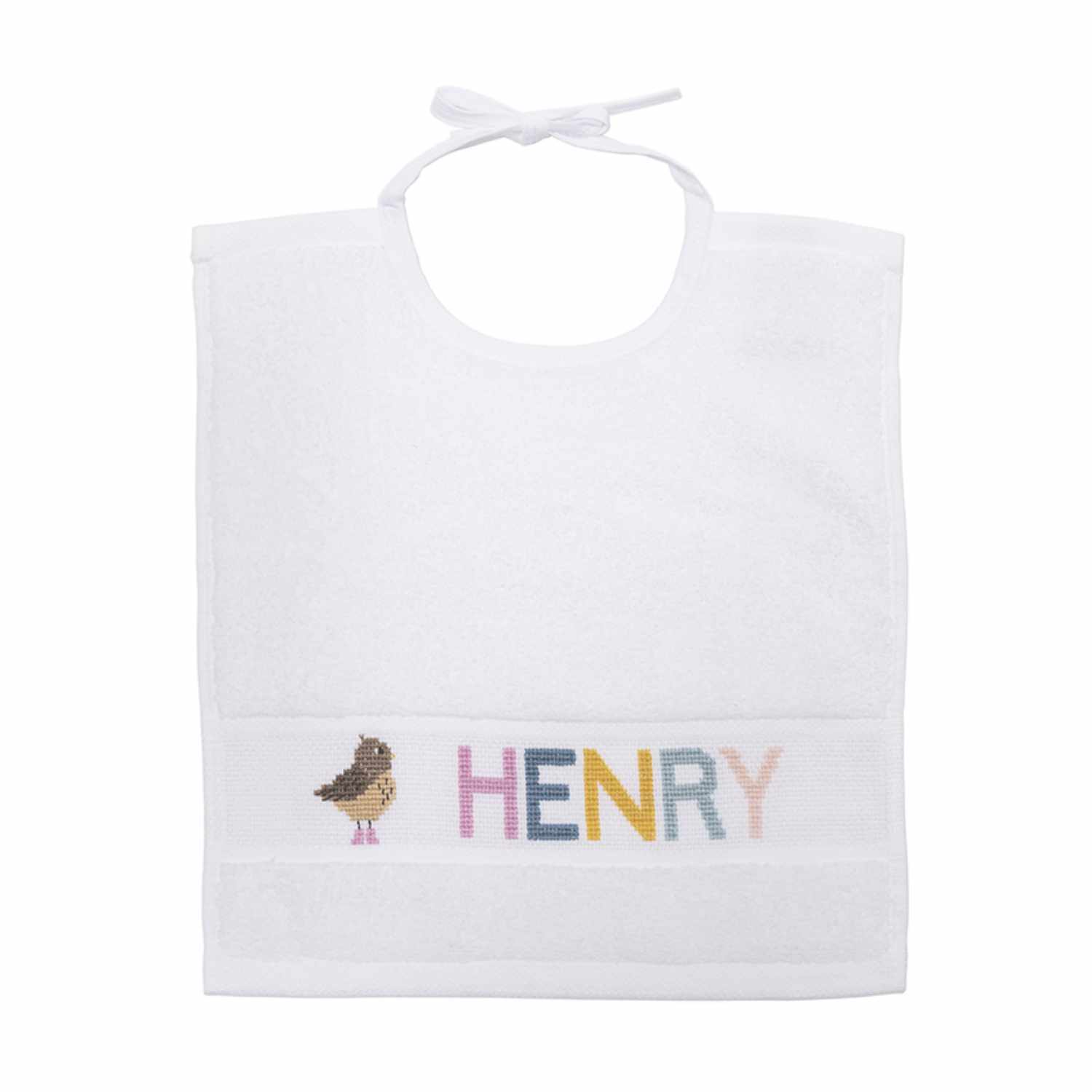Kit de broderie Bavoir Animaux & Alphabet from Rico Design Stickpackung Lätzchen Tiere & Alphabet zeigt ein weißes Lätzchen mit buntem Vogel und Schriftzug "HENRY". Ideal für kreative Designs.