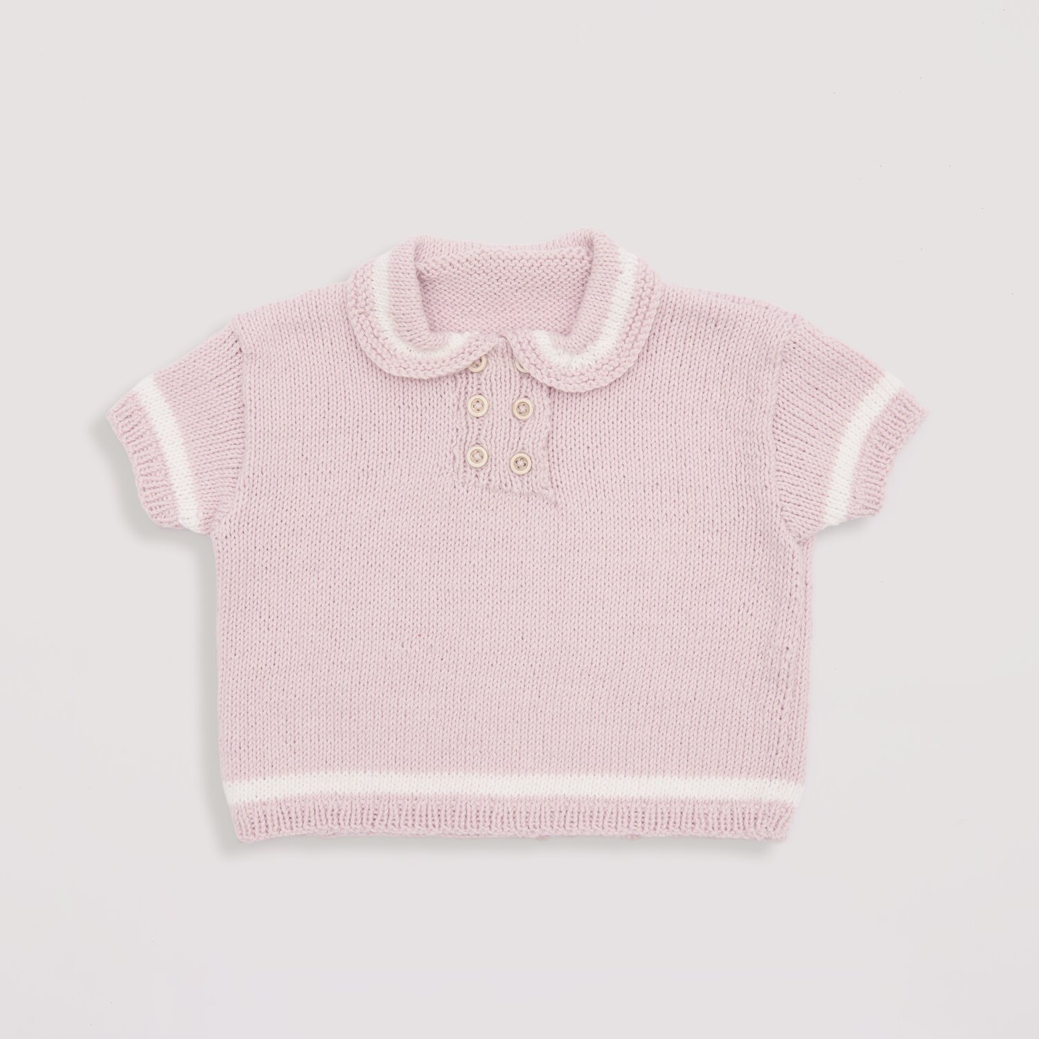 Baby Organic Cotton 50g 150m Farbe Rosa von Rico Design Strickset Shirt Modell 16 aus Baby Nr. 39 in Rosa und Weiß, aus Baby Organic Cotton, mit kurzen Ärmeln und Knopfleiste.