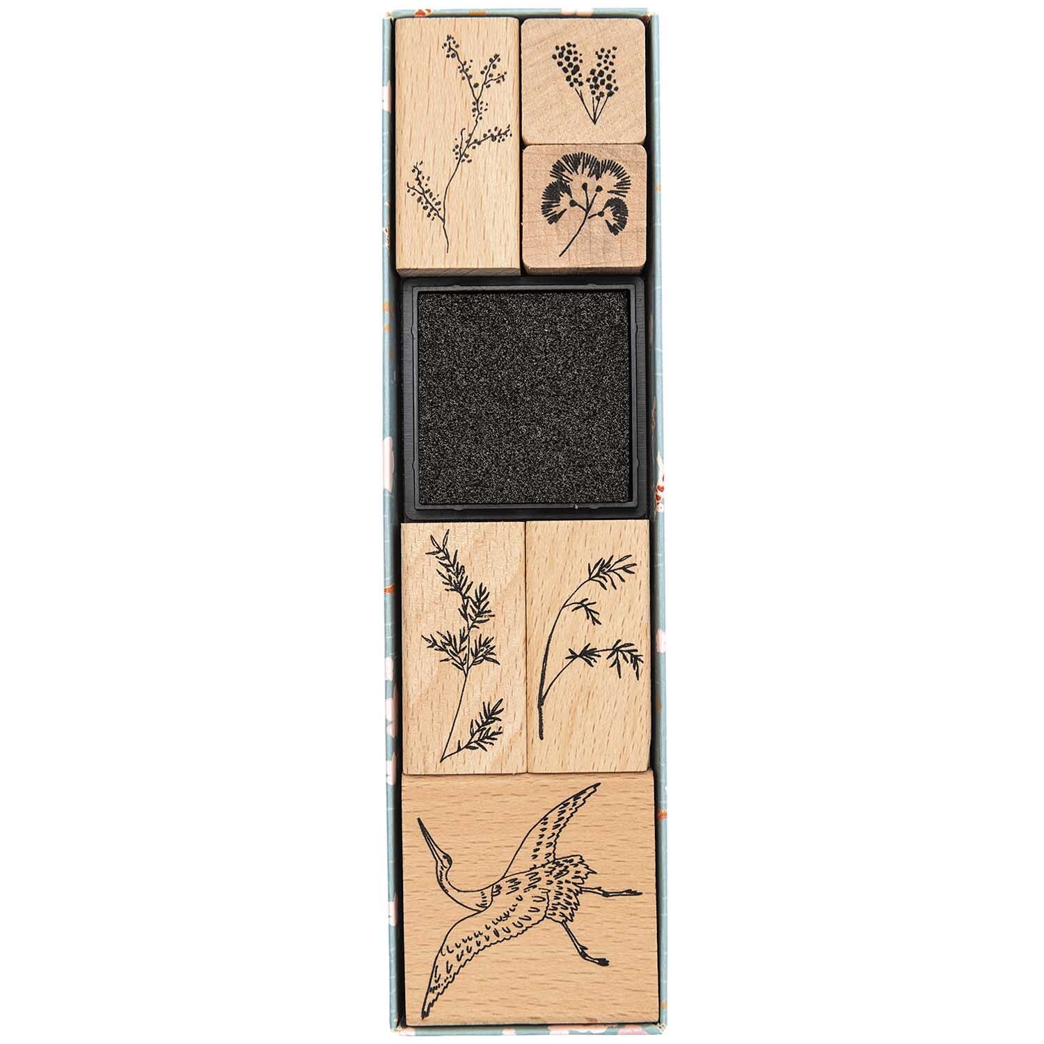 Paper Poetry Stempelset Jardin Japonais Kranich, 7-teilig, mit floralen und Kranich-Motiven von Rico Design.