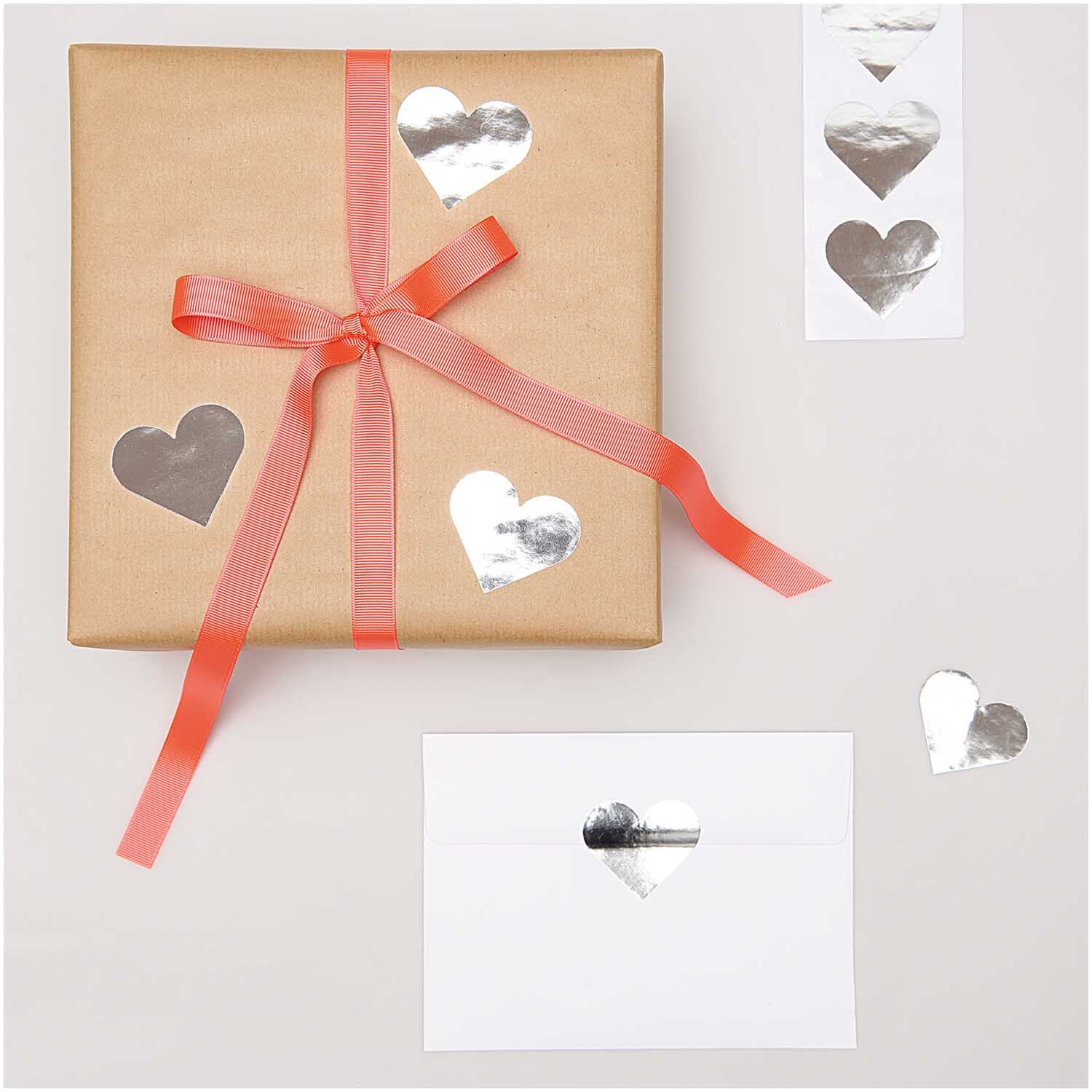Paper Poetry Sticker Herzen 5cm 120 Stück auf der Rolle Hot Foil Farbe Silber von Rico Design Paper Poetry Sticker Herzen dekorieren ein Geschenk und Umschlag mit glänzenden silbernen Herzmotiven. Ideal für kreative Verpackungen.