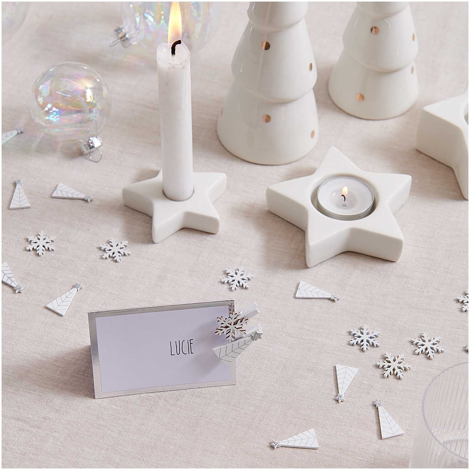Dekoklammern Schneeflocke weiß 3cm 8 Stück von Rico Design Dekoklammern Schneeflocke weiß 3cm 8 Stück auf festlich gedecktem Tisch mit Kerzen und Deko. Ideal für winterliche Tischdekorationen.