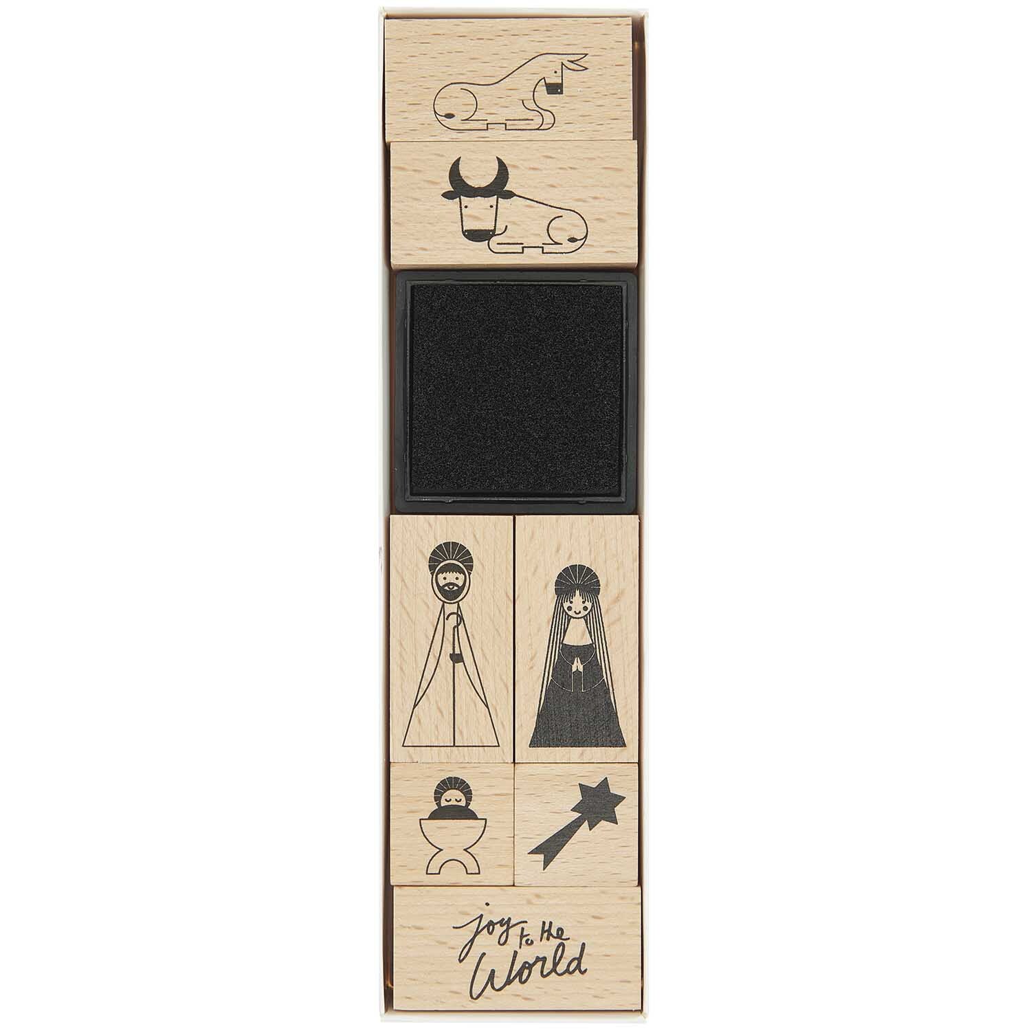 Paper Poetry Stempelset Holy Family, 8-teilig, zeigt Holzstempel mit Krippenmotiven von Rico Design. Ideal für kreative Weihnachtsprojekte.