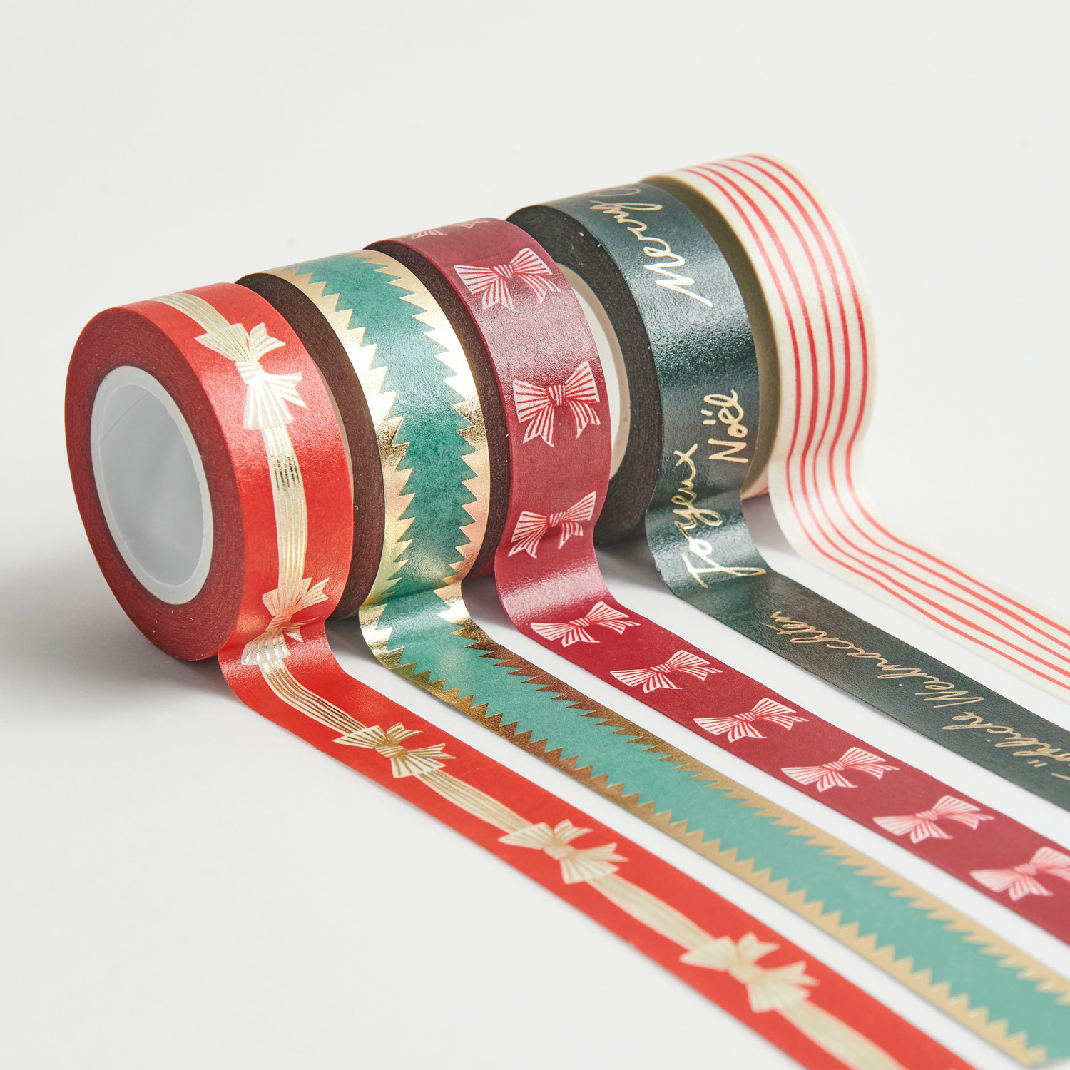 Paper Poetry Tape Set Schleifen Classic 5 Stück, 1,5cmx10m von Rico Design Paper Poetry Tape Set Schleifen Classic, 5 Stück, 1,5cmx10m. Bunte Dekobänder mit Schleifen- und Streifenmustern in festlichen Farben.