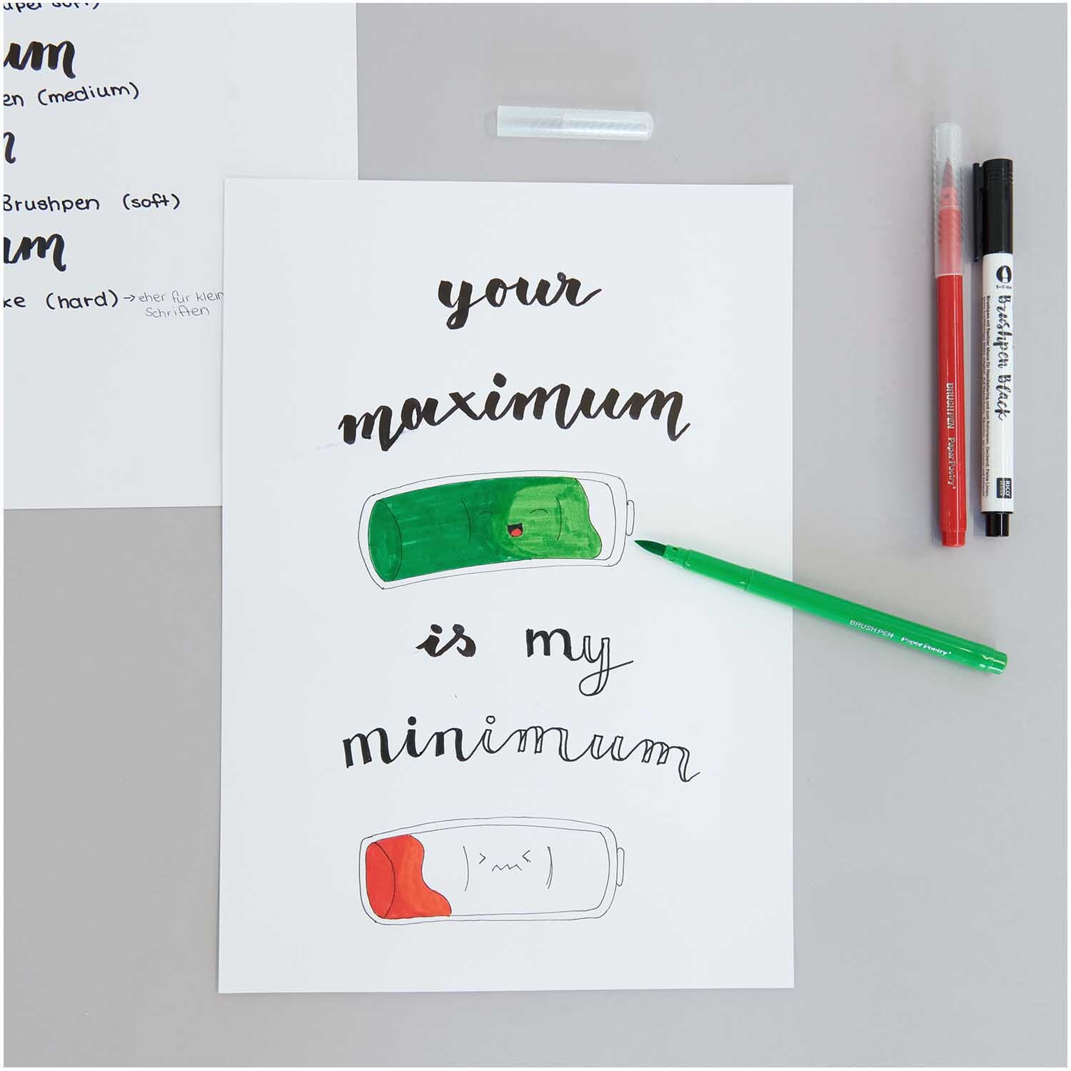 Paper Poetry Brushpen Filzstifte 1-4mm 12 Stück von Rico Design Paper Poetry Brushpen Filzstifte 1-4mm, 12 Stück, auf einem Tisch mit Zeichnung und Stiften.