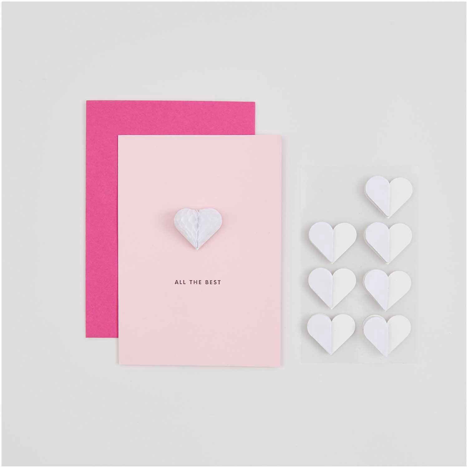 Paper Poetry Wabenpapiersticker Herzen 1 Blatt Farbe Weiß von Rico Design Paper Poetry Wabenpapiersticker Herzen auf rosa Karte mit weißem Herzmotiv und pinkem Umschlag.