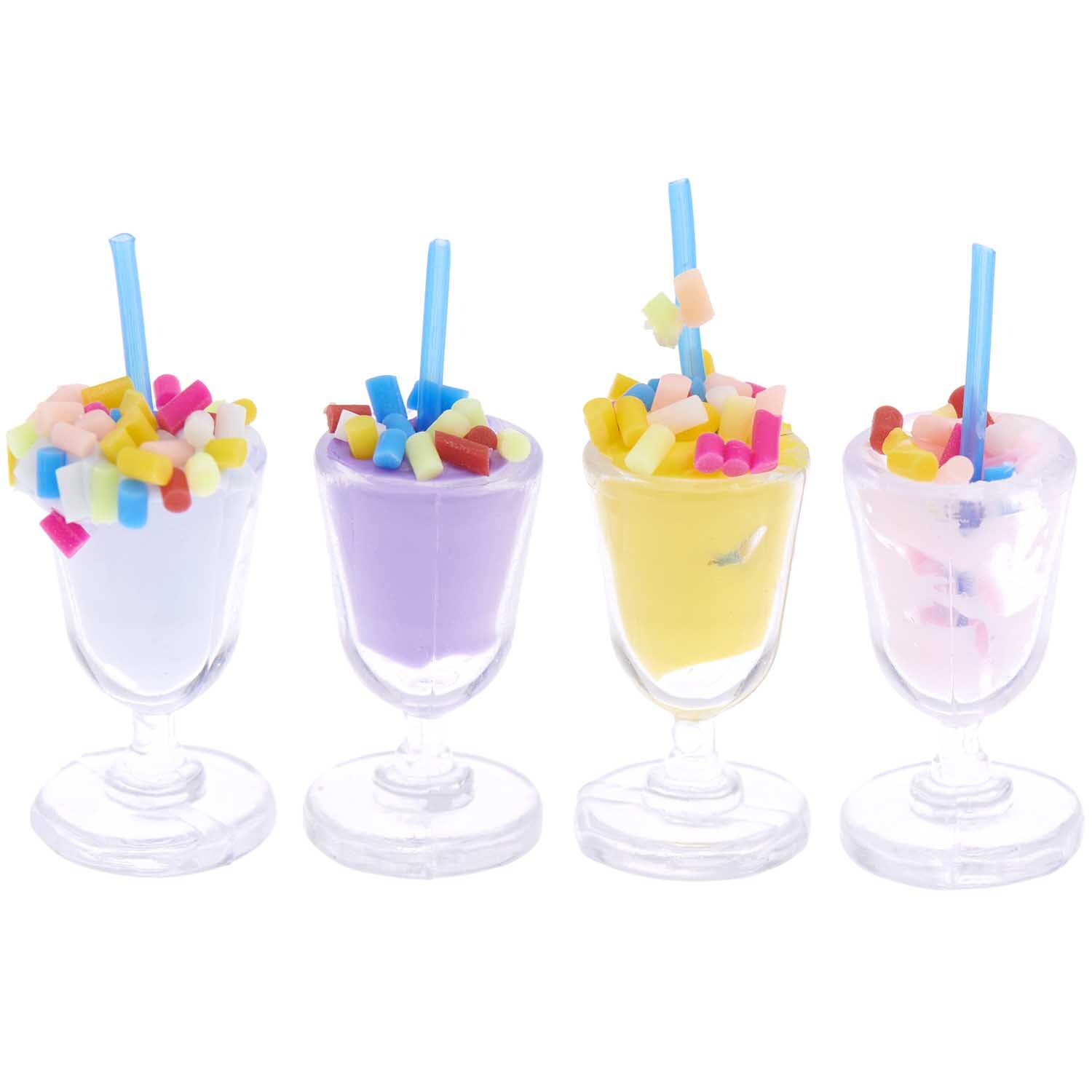 Miniatur Milchshakes 4 Stück von Rico Design: Vier bunte Milchshakes mit blauen Strohhalmen und Dekoration.