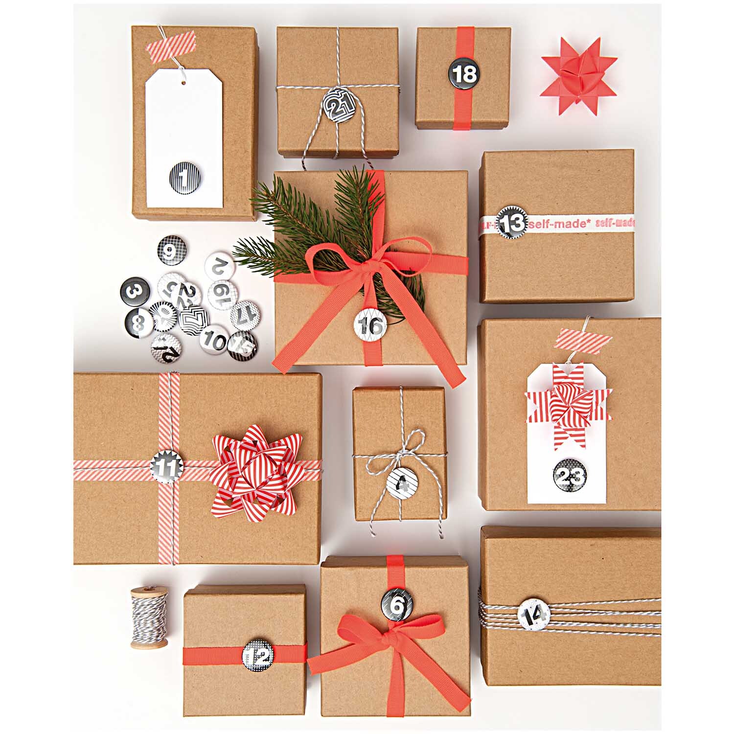 Fröbelstreifen 120g/m² 60 Stück Farbe Hellrot von Rico Design Fröbelstreifen 120g/m² 60 Stück: Verschiedene Geschenke in braunem Papier mit hellroten Bändern dekoriert.