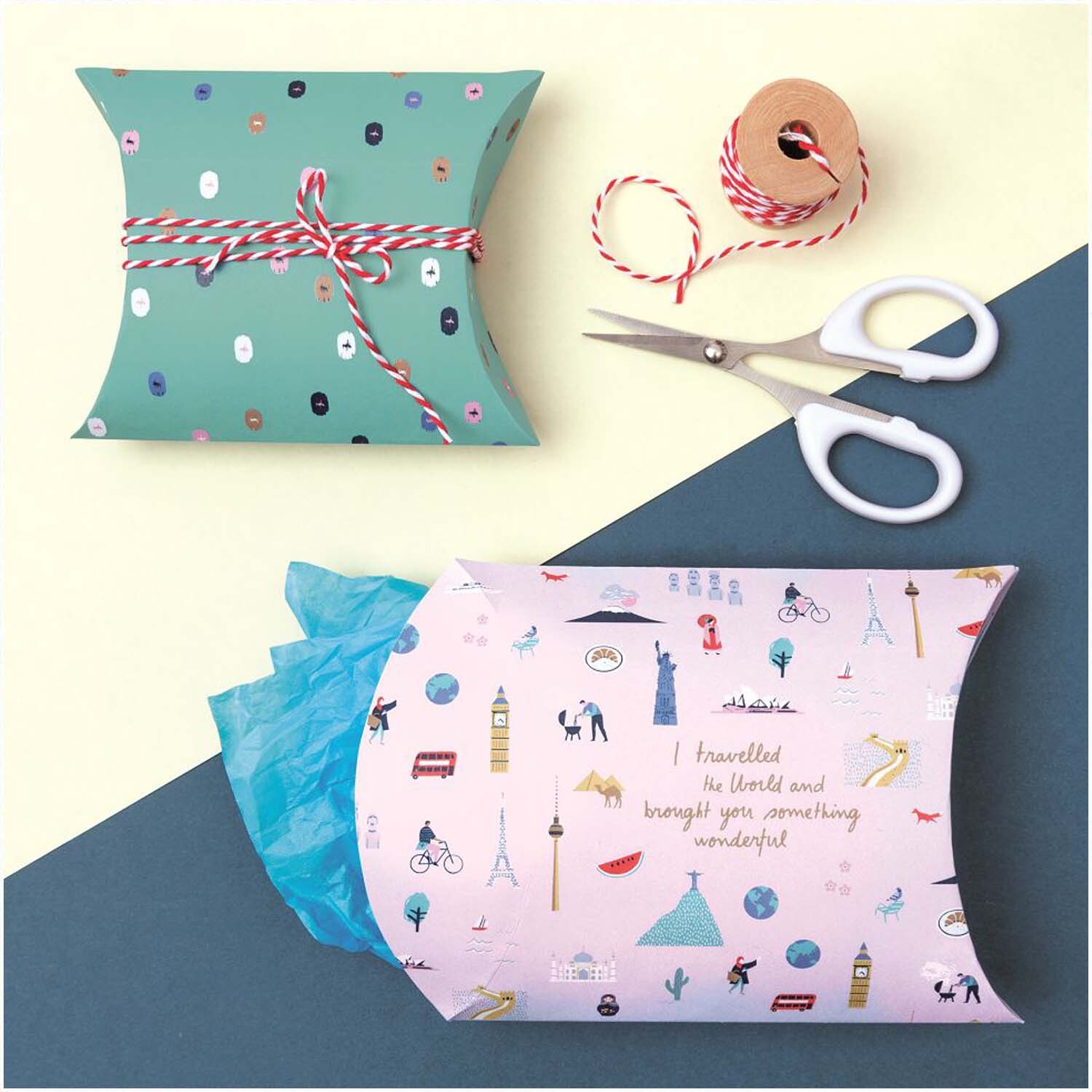 Paper Poetry Geschenkschachteln Travel the World, dekorative Boxen mit Reise-Motiven und Geschenkband, ideal für kreative Verpackungen.