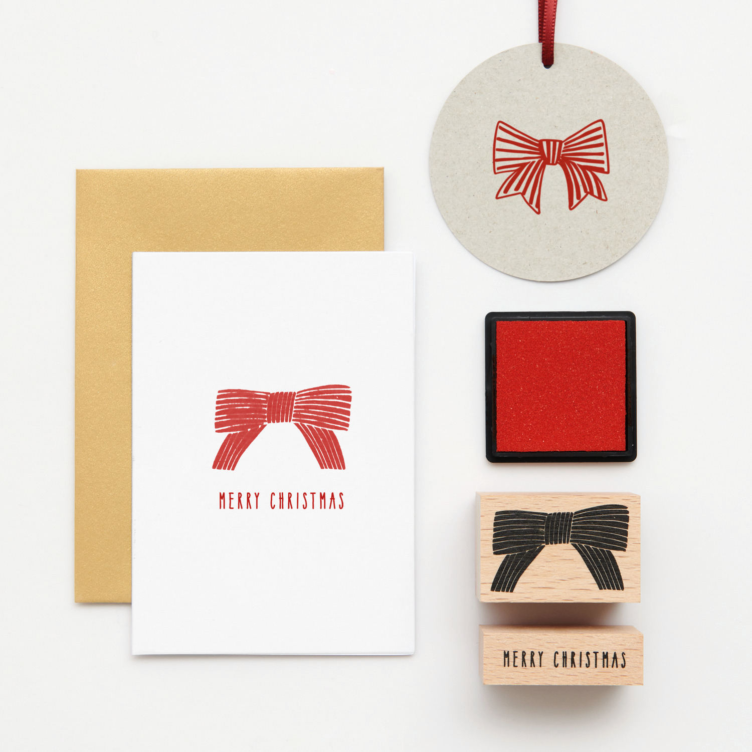 Paper Poetry Stempelset Schleifen, 7-teilig von Rico Design. Enthält Karten, Stempel und Stempelkissen mit Schleifenmotiv in Rot und Schwarz.