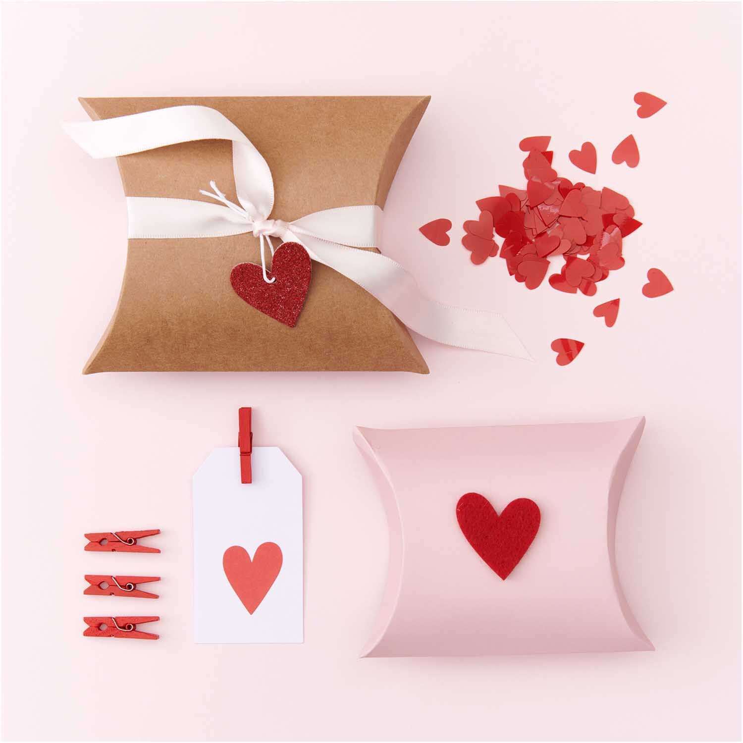 Filzstreu Herz 12 Stück Farbe Rot von Rico Design Filzstreu Herz 12 Stück von Rico Design: Rote Filzherzen mit Geschenkboxen und Dekorationen.
