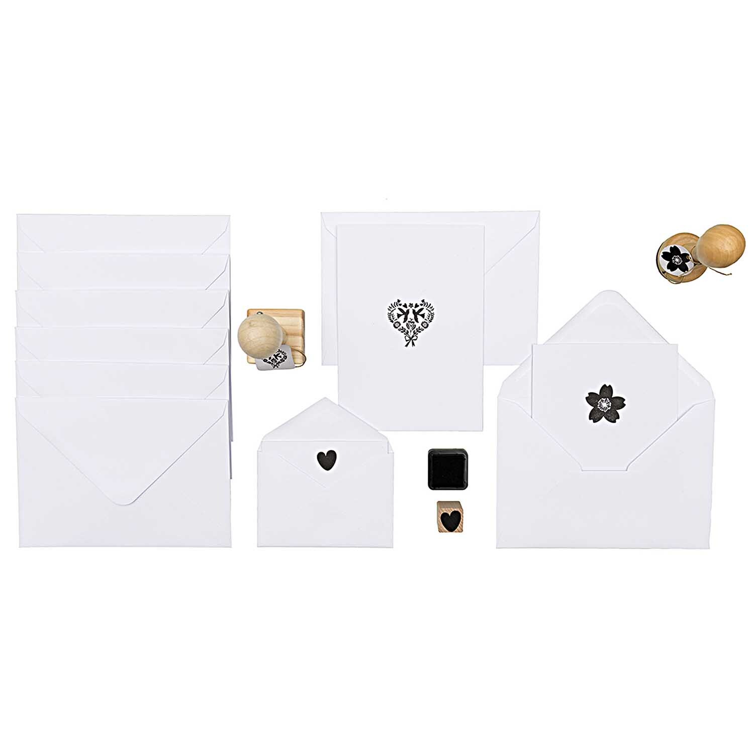 Paper Poetry Kartenset Basic weiß A7/C7 30-teilig von Rico Design Paper Poetry Kartenset Basic weiß A7/C7, 30-teilig, mit Umschlägen und Stempeln von Rico Design.