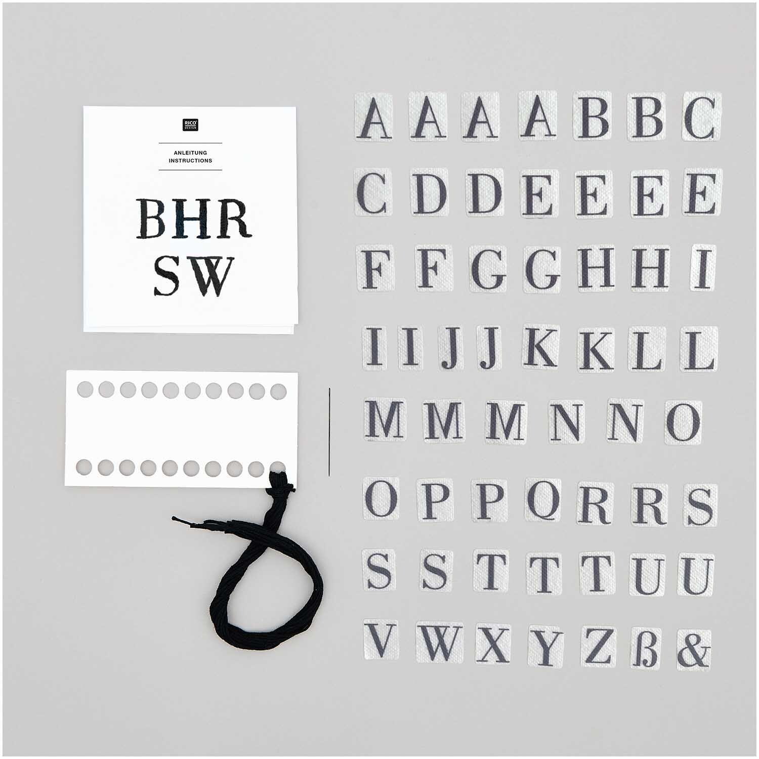 Stick and Stitch kit de broderie alphabet pré-dessiné noir 56 pièces from Rico Design Stick and Stitch Stickpackung Alphabet mit 56 Buchstaben, vorgezeichnet in Schwarz von Rico Design, auf grauem Hintergrund.
