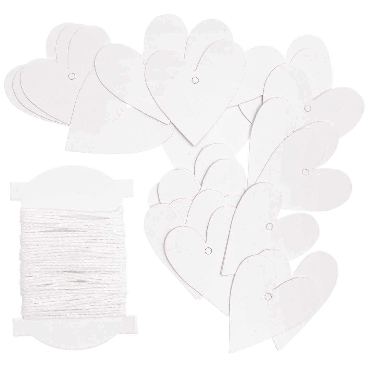 Paper Poetry Papieranhänger in Herzform mit weißem Faden, ideal für kreative Bastelprojekte.