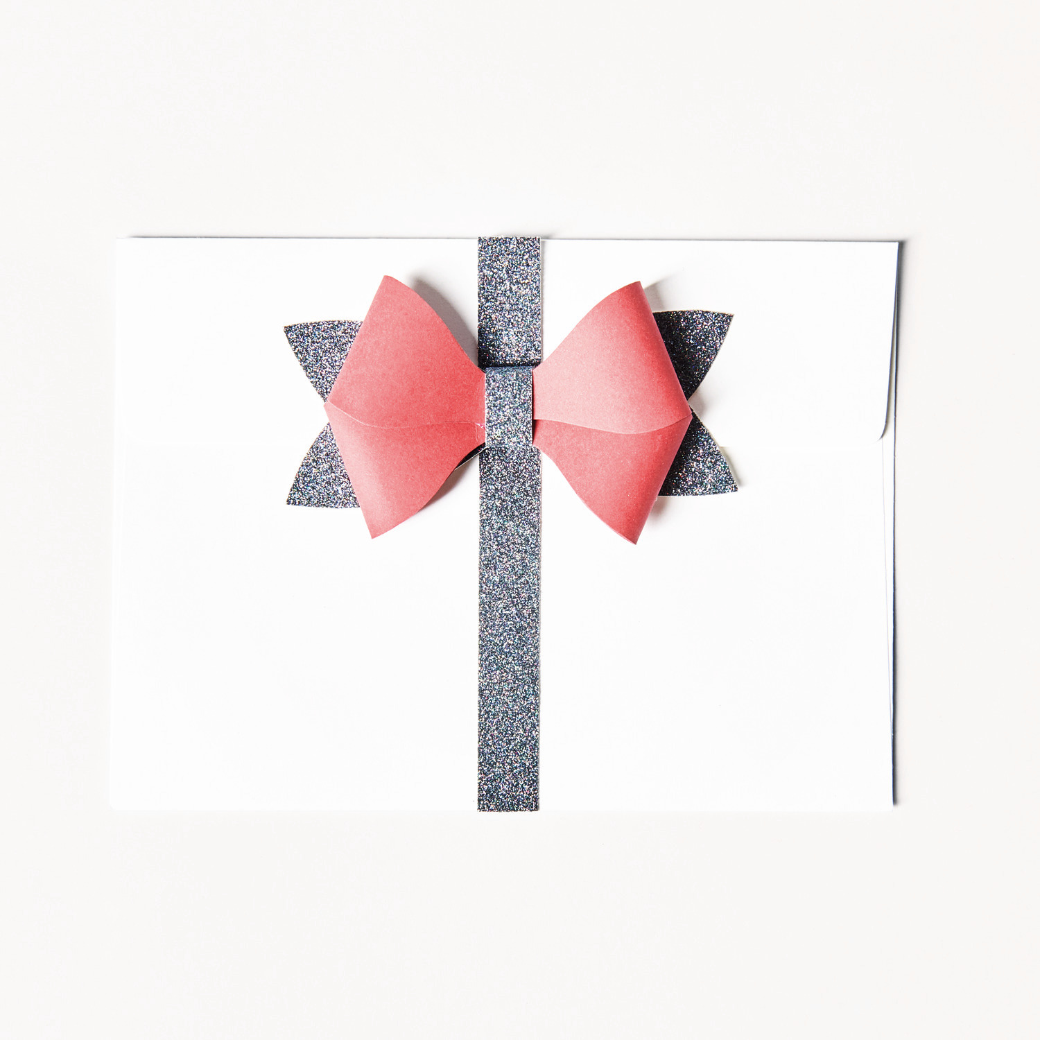Paper Poetry bloc de papier de bricolage Put a Bow on it 12 feuilles from Rico Design Paper Poetry Bastelpapierblock Put a Bow on It: Weißes Papier mit roter Schleife und glitzerndem Band, ideal für kreative Projekte.