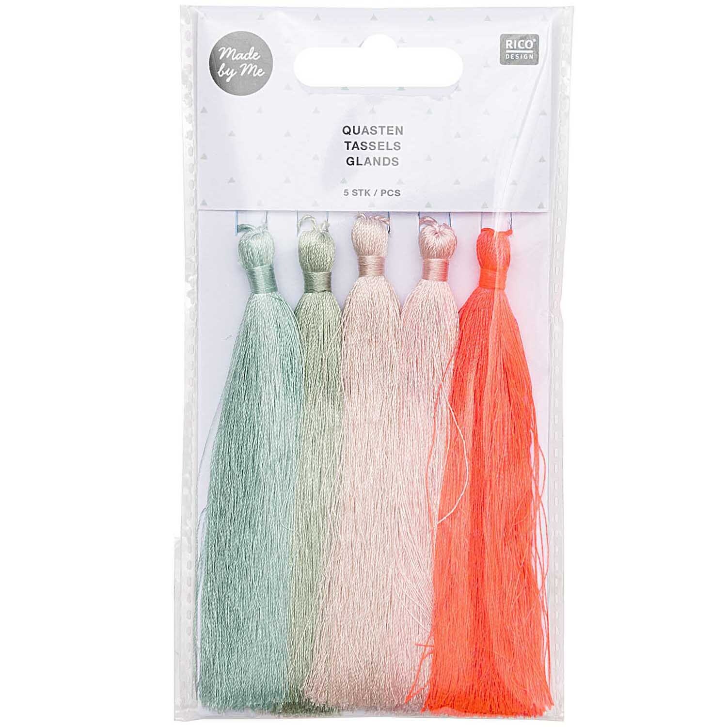Quasten fein 9cm 5 Stück Farbe Pastell von Rico Design Quasten fein 9cm 5 Stück von Rico Design in Pastellfarben, verpackt in einer transparenten Tüte.