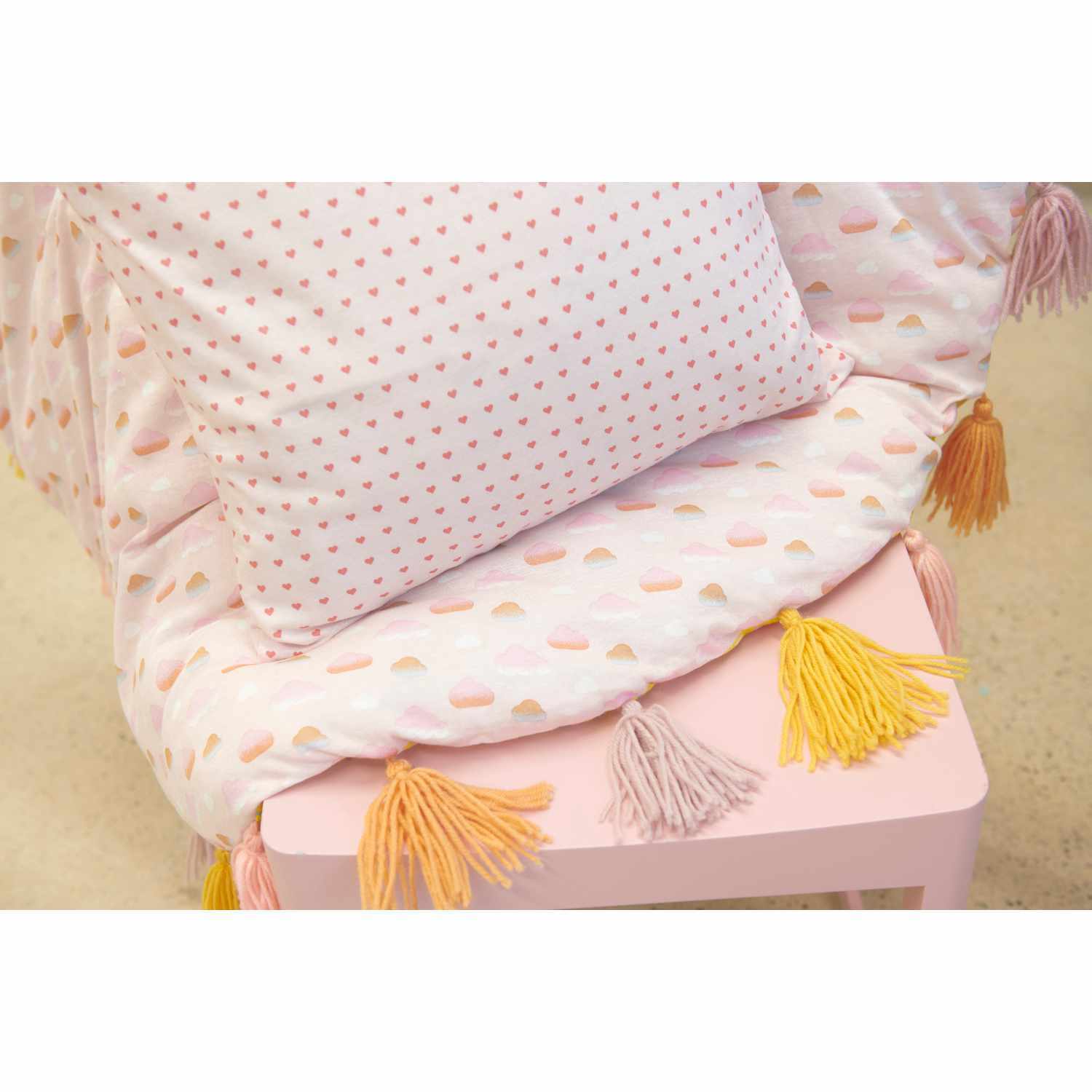 Jerseystoff Happy Baby Herzchen rosa 72x100cm von Rico Design Jerseystoff Happy Baby Herzchen in Rosa von Rico Design, dekoriert mit Kissen und Quasten.