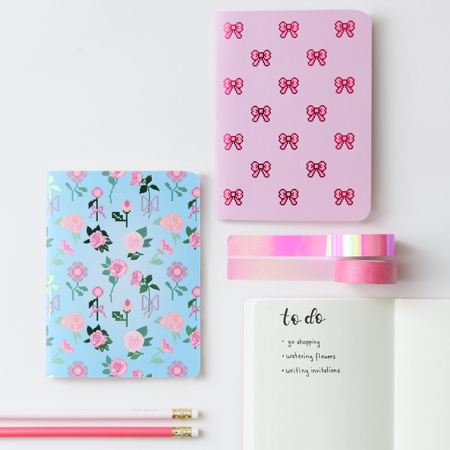 Paper Poetry Notizhefte La Vie en Rose DIN A6 2 Stück von Rico Design Paper Poetry Notizhefte La Vie en Rose, DIN A6, 2 Stück, mit floralen und Schleifenmustern, rosa und blau. Ideal für Notizen und To-Do-Listen.