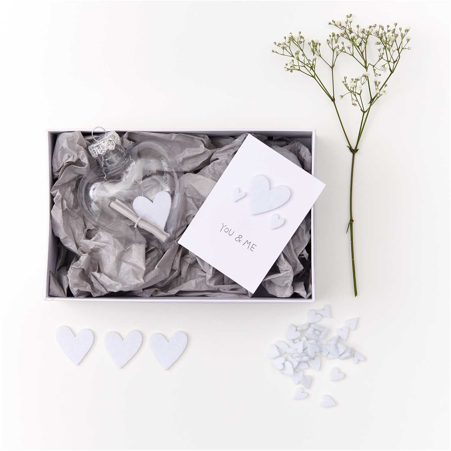 Filzstreu Herz 12 Stück Farbe Weiß von Rico Design Filzstreu Herz 12 Stück: Weiße Herzen von Rico Design in Geschenkbox mit Karte und Dekoration.