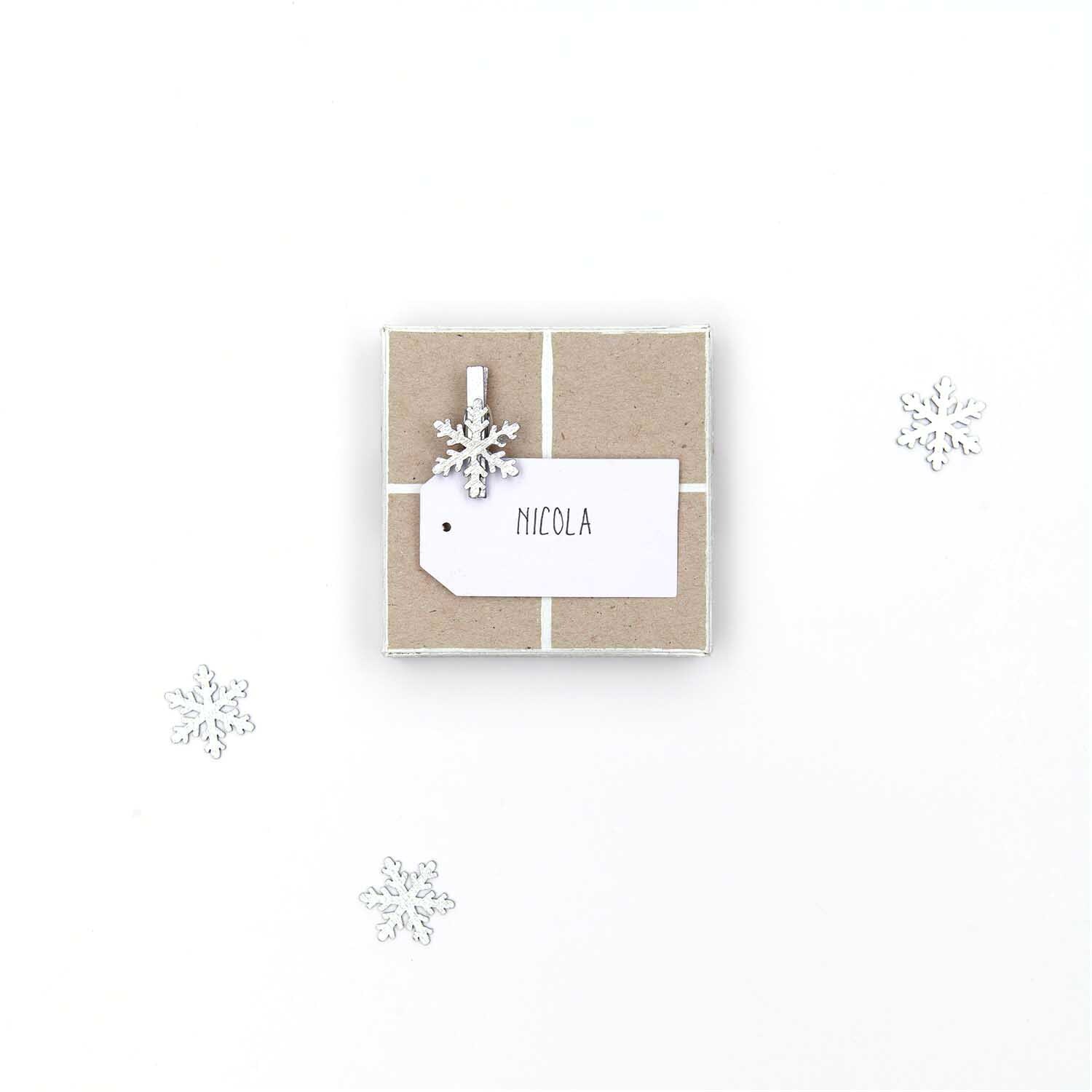 Dekoklammern Schneeflocke silber 3cm 8 Stück von Rico Design Dekoklammern Schneeflocke silber 3cm 8 Stück: Elegante Klammern in Schneeflockenform auf weißem Hintergrund.