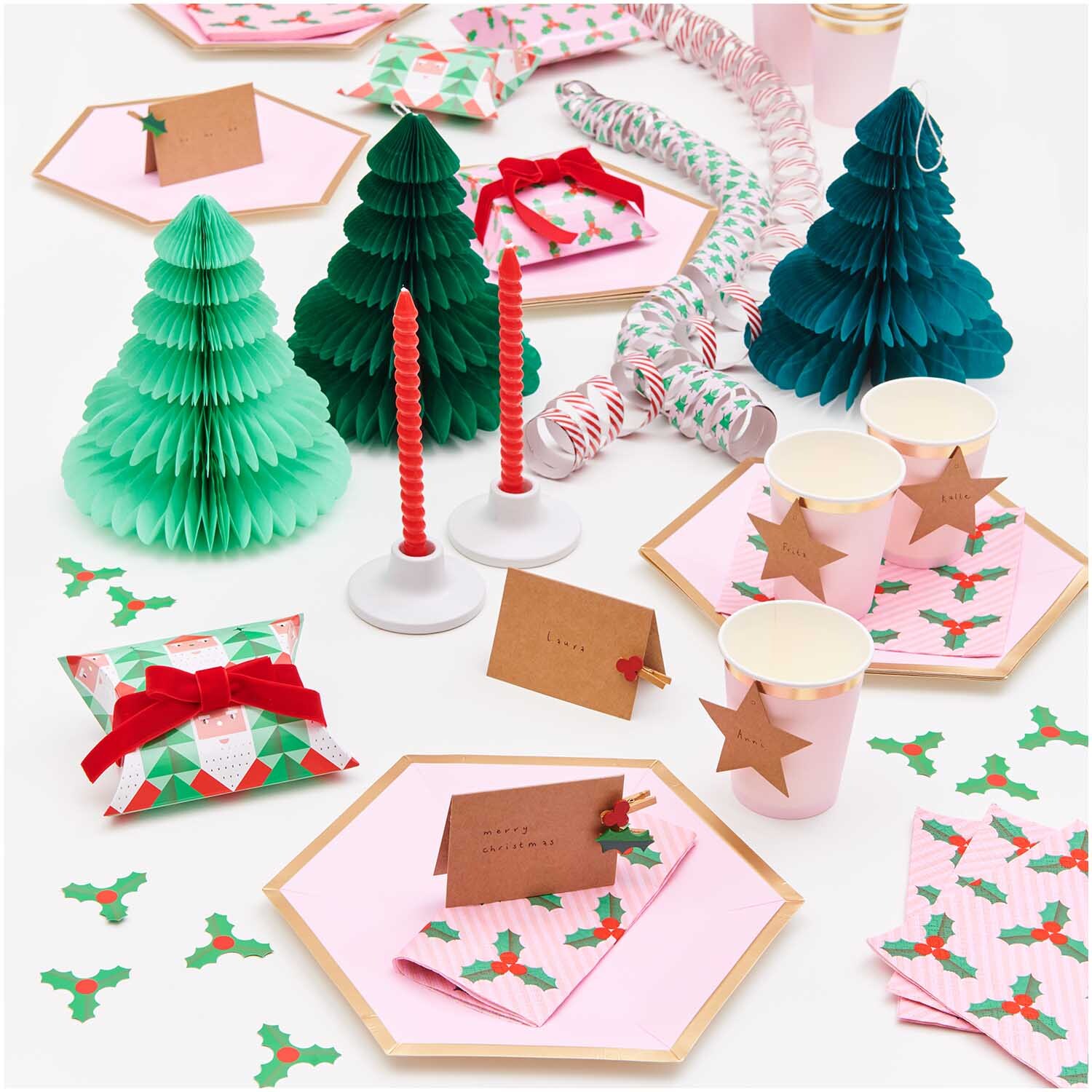Servietten Ilex 33x33cm 20 Stück von Rico Design Servietten Ilex 33x33cm 20 Stück, dekoriert mit weihnachtlichen Motiven, umgeben von festlichen Accessoires.