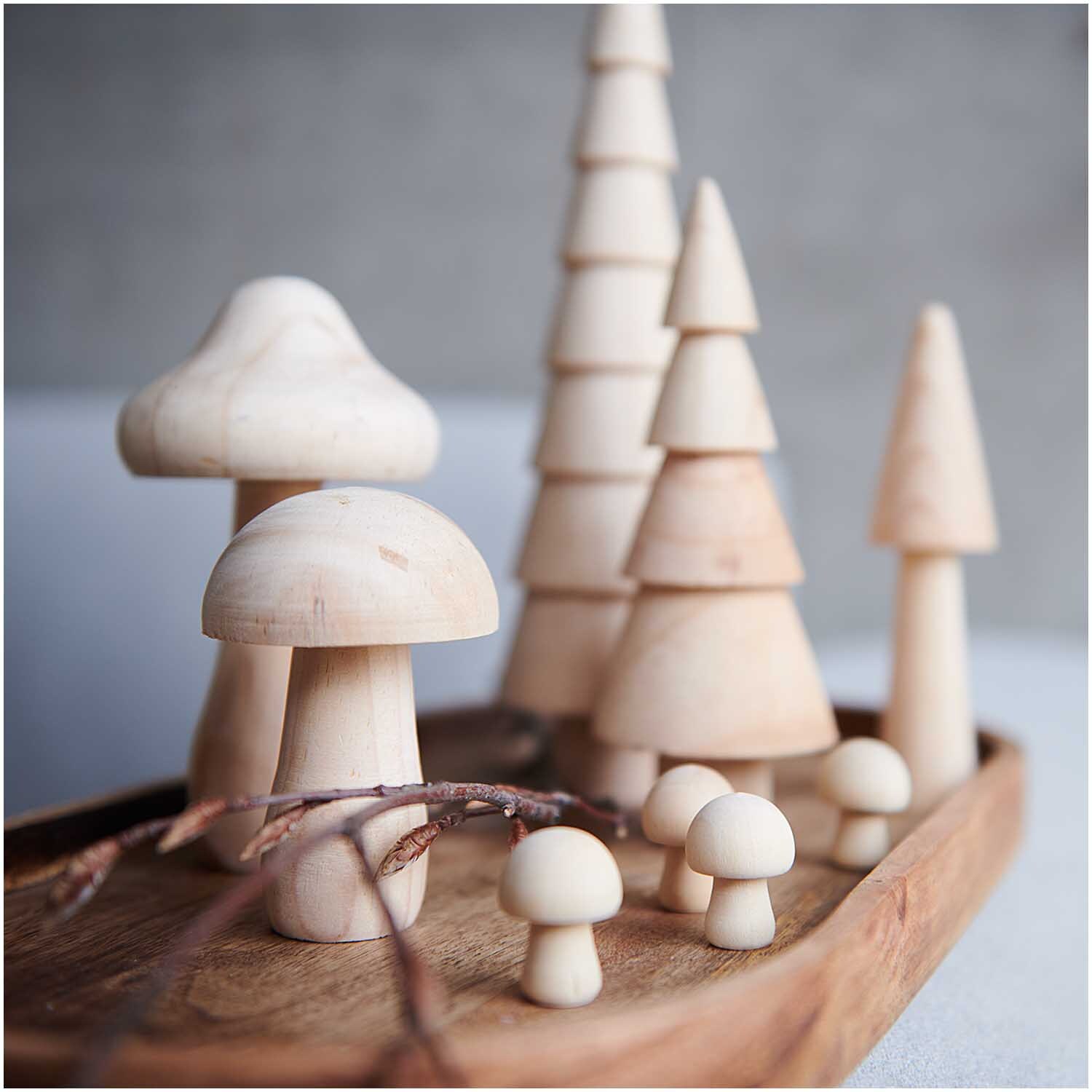 3D-Holzstreu Pilz 30x23mm natur 6 Stück von Rico Design 3D-Holzstreu Pilz in natürlichem Design auf einem Tablett, umgeben von Holzfiguren und Zweigen. Ideal für Dekorationen.
