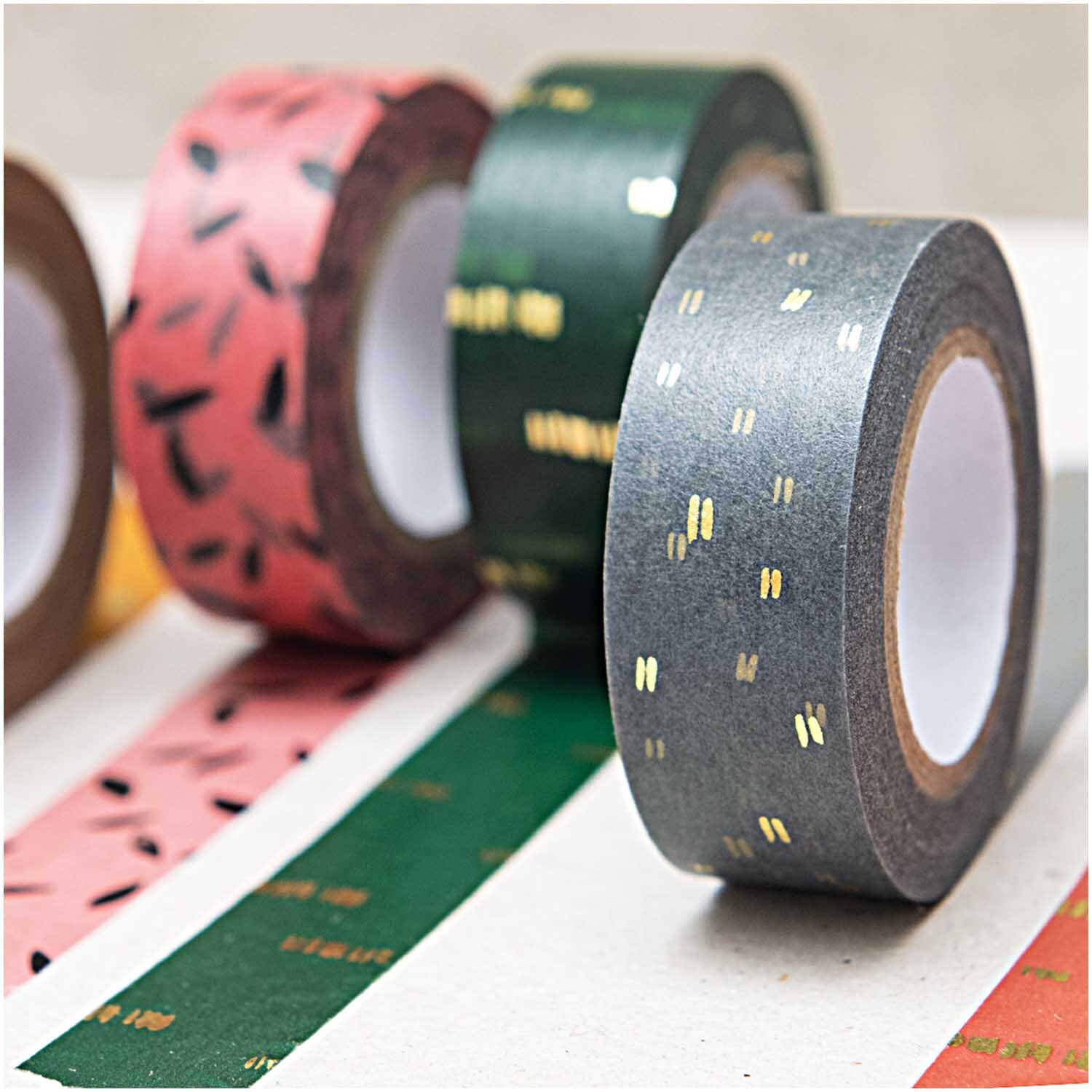Paper Poetry Tape Struktur grün-gold von Rico Design, dekoratives Klebeband in verschiedenen Farben und Mustern auf einer Oberfläche.