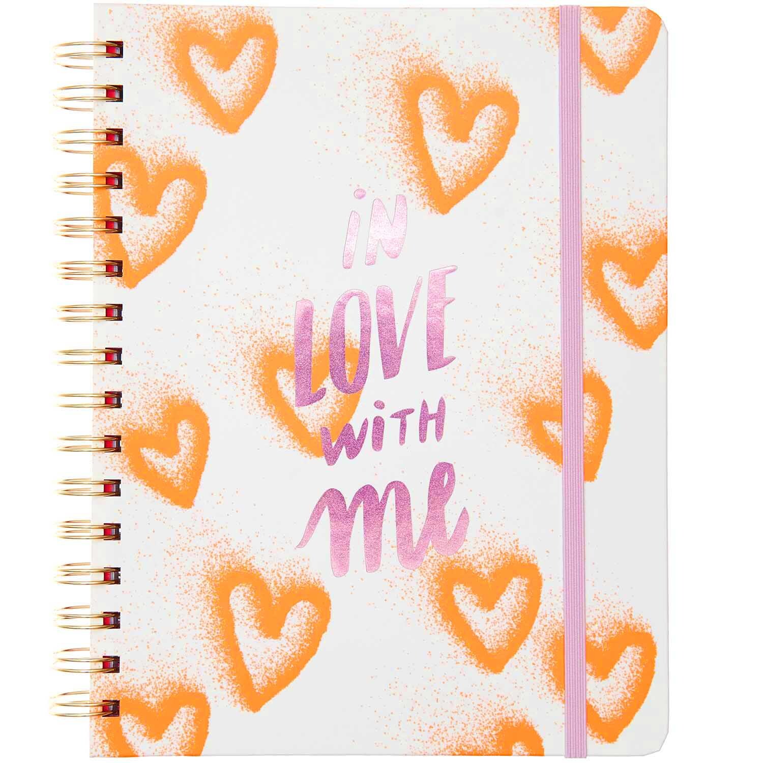 Paper Poetry Bullet Diary mit Spiralbindung, verziert mit orangefarbenen Herzen und rosa Schrift. Ideal für kreative Notizen. Marke: Rico Design.