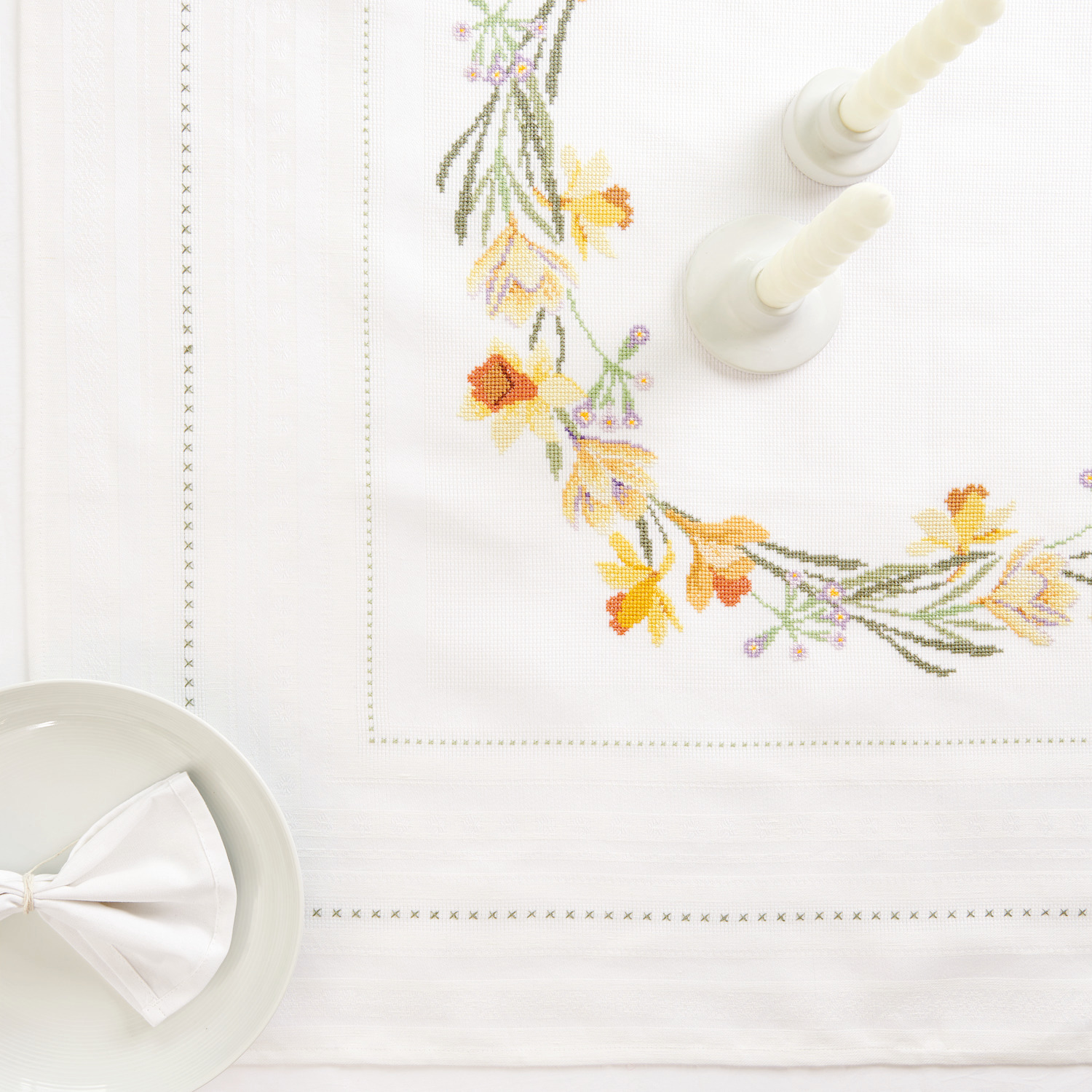 Paquet de broderie nappe couronne de printemps 90x90cm from Rico Design