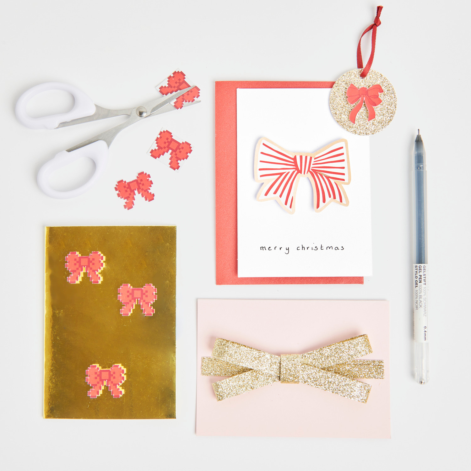Paper Poetry bloc de papier à motifs Put a Bow on it 21x29,5cm 23 feuilles from Rico Design Paper Poetry Motivpapierblock Put a Bow on It zeigt festliche Karten mit Schleifenmotiven, Schere und Stift. Ideal für kreative Weihnachtsprojekte.